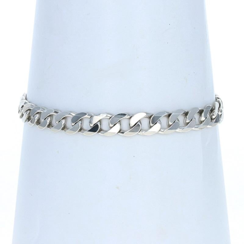 Metal Content: Sterling Silver

Bracelet Style: Chain 
Chain Style: Diamond Cut Curb
Fastening Type: Lobster Claw Clasp

Measurements
Length: 9