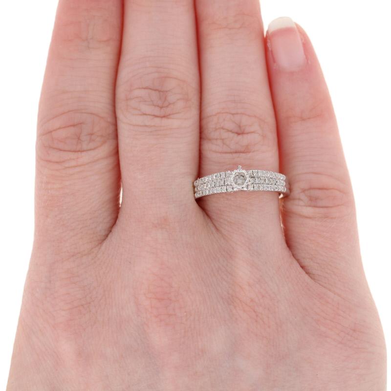 Taille ronde Bague de fiançailles en argent sterling avec diamants 925 taille brillant rond de 0,64 carat en vente