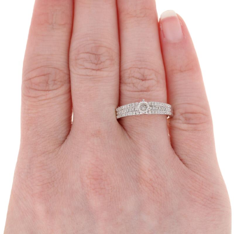 Taglio rotondo Anello di fidanzamento con diamante in argento Sterling 925, taglio brillante rotondo .64ctw in vendita