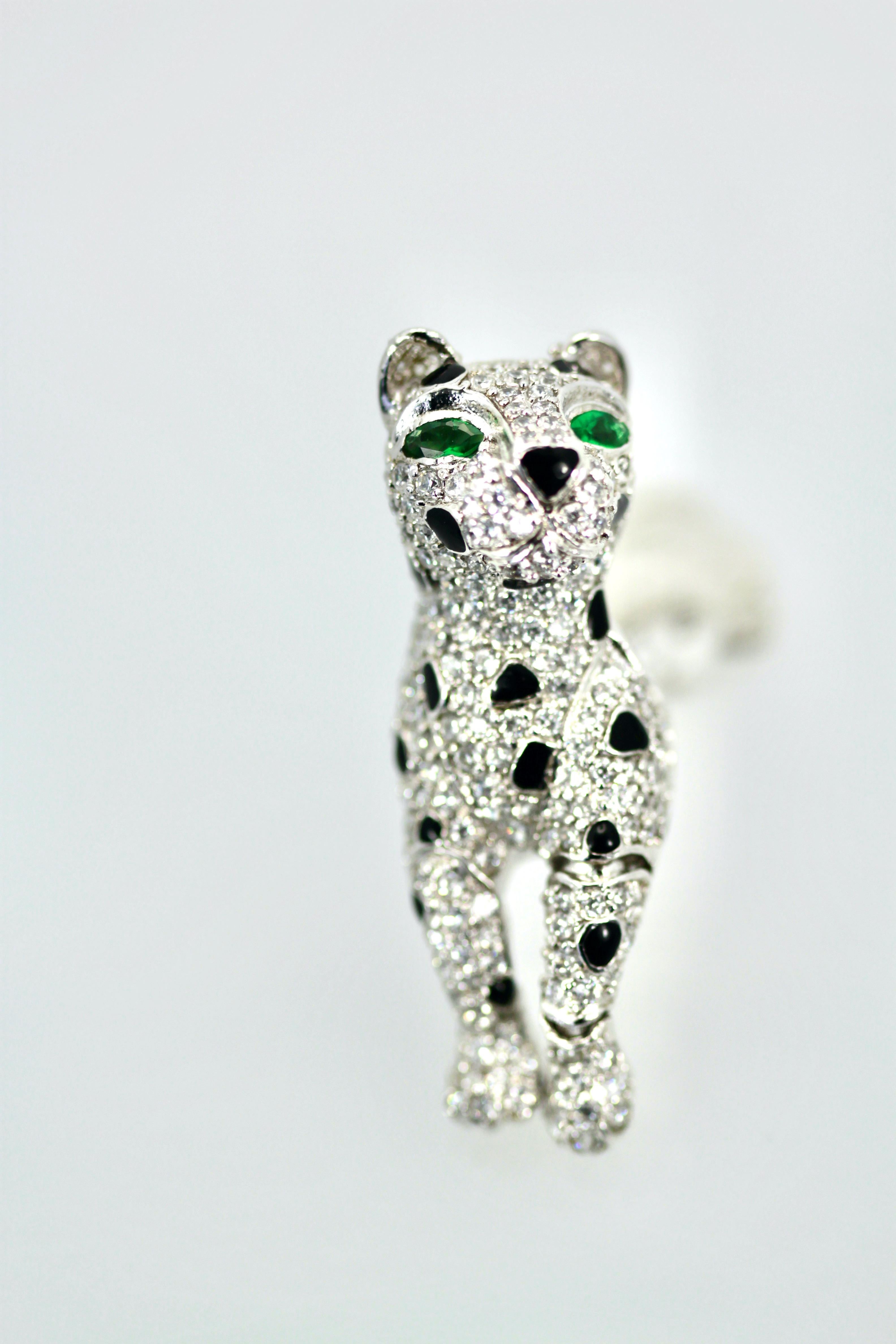 Diese Sterling Silber Onyx Panther Ohrringe sind zitternd wie Kopf und Beine bewegen.  Obwohl es sich hierbei nicht um echte Diamanten oder Smaragde handelt, sondern um Modeschmuck, sind das Aussehen und die Haptik einfach großartig.  Ich liebe die