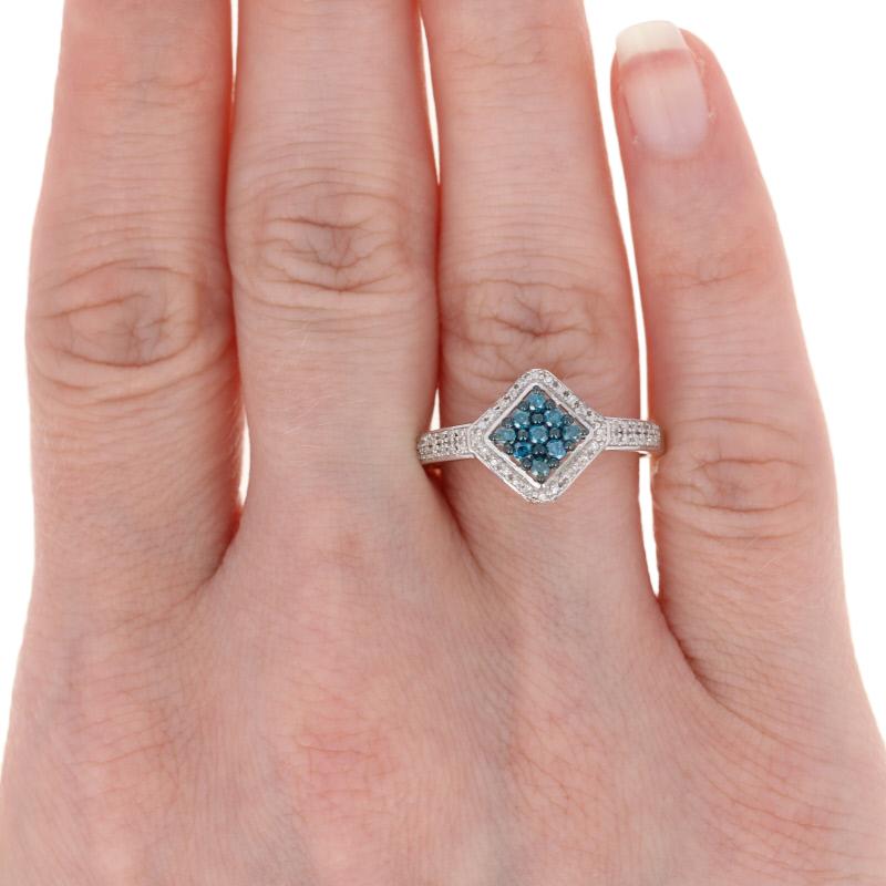 En venta: Anillo de diamantes de plata de ley, 925 Brillante redondo .33ctw Halo de racimo azul  3