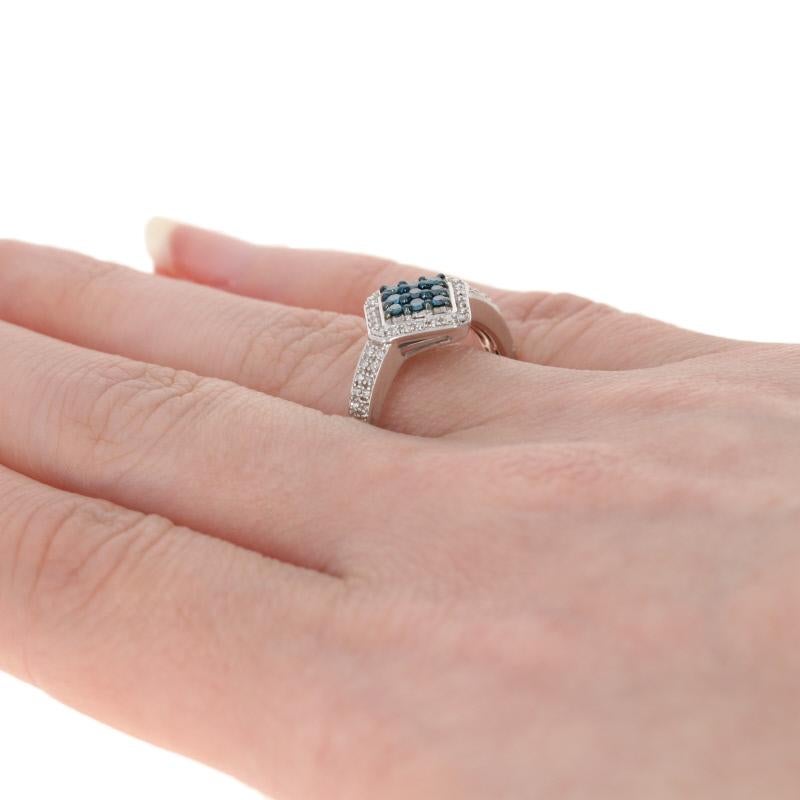 En venta: Anillo de diamantes de plata de ley, 925 Brillante redondo .33ctw Halo de racimo azul  4