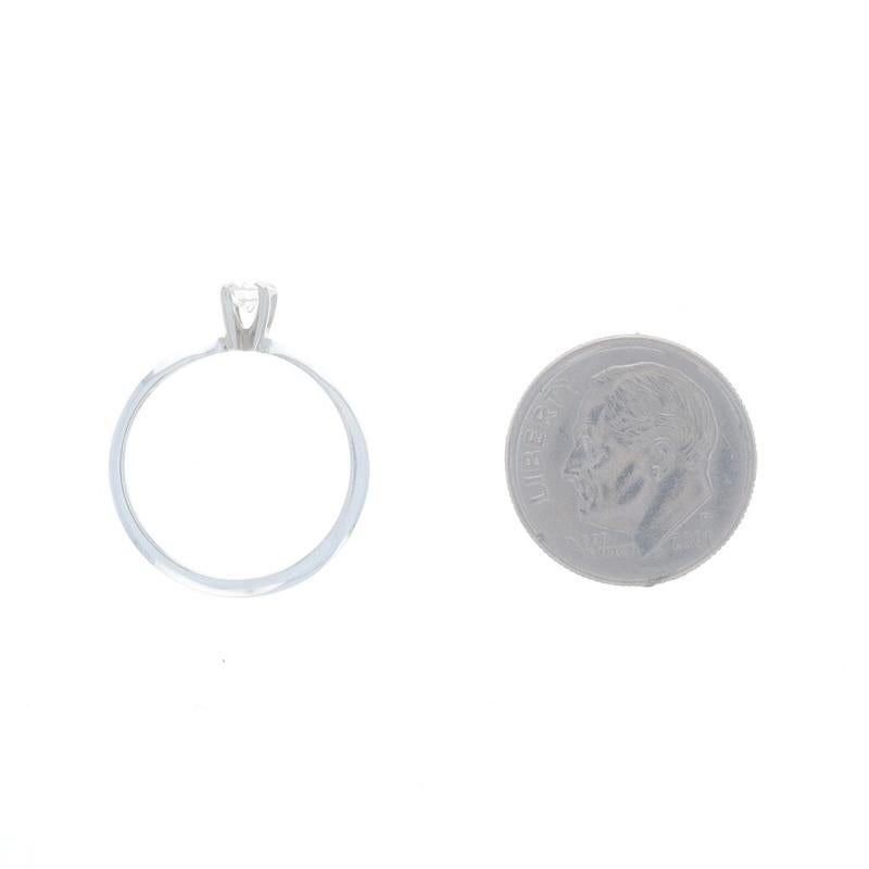 Anillo de compromiso solitario con diamante de plata de ley - 925 talla europea .26ct 1