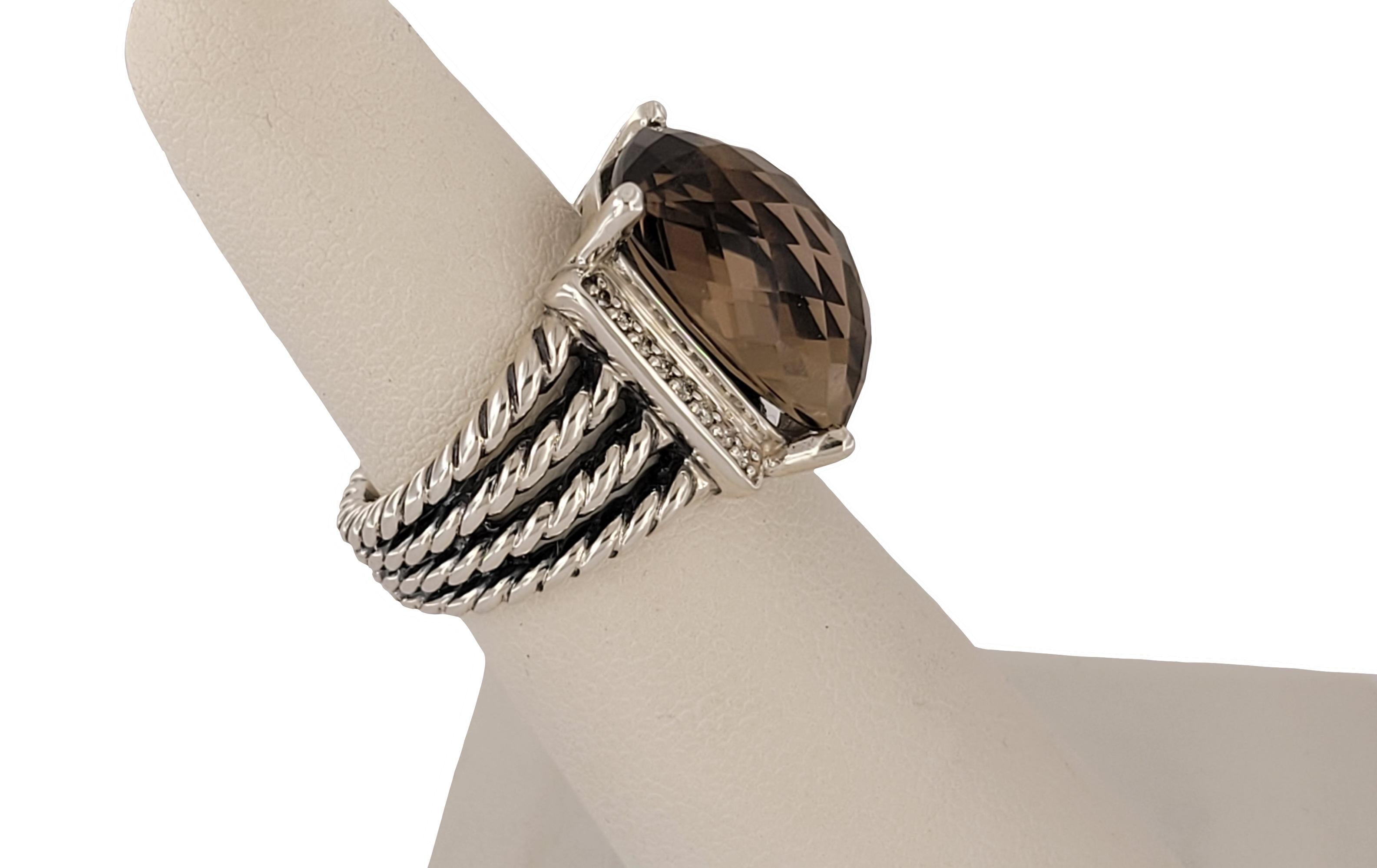 Marchio David Yurman 

Anello Wheaton in quarzo fumé
Materiale Argento Sterling925
Anello misura 6,25
Quarzo sfaccettato :16mm X 11.8mm
Diamanti in pavé, peso totale 0,08 carati 


Condizione Nuova
A. David Yurman Astuccio incluso