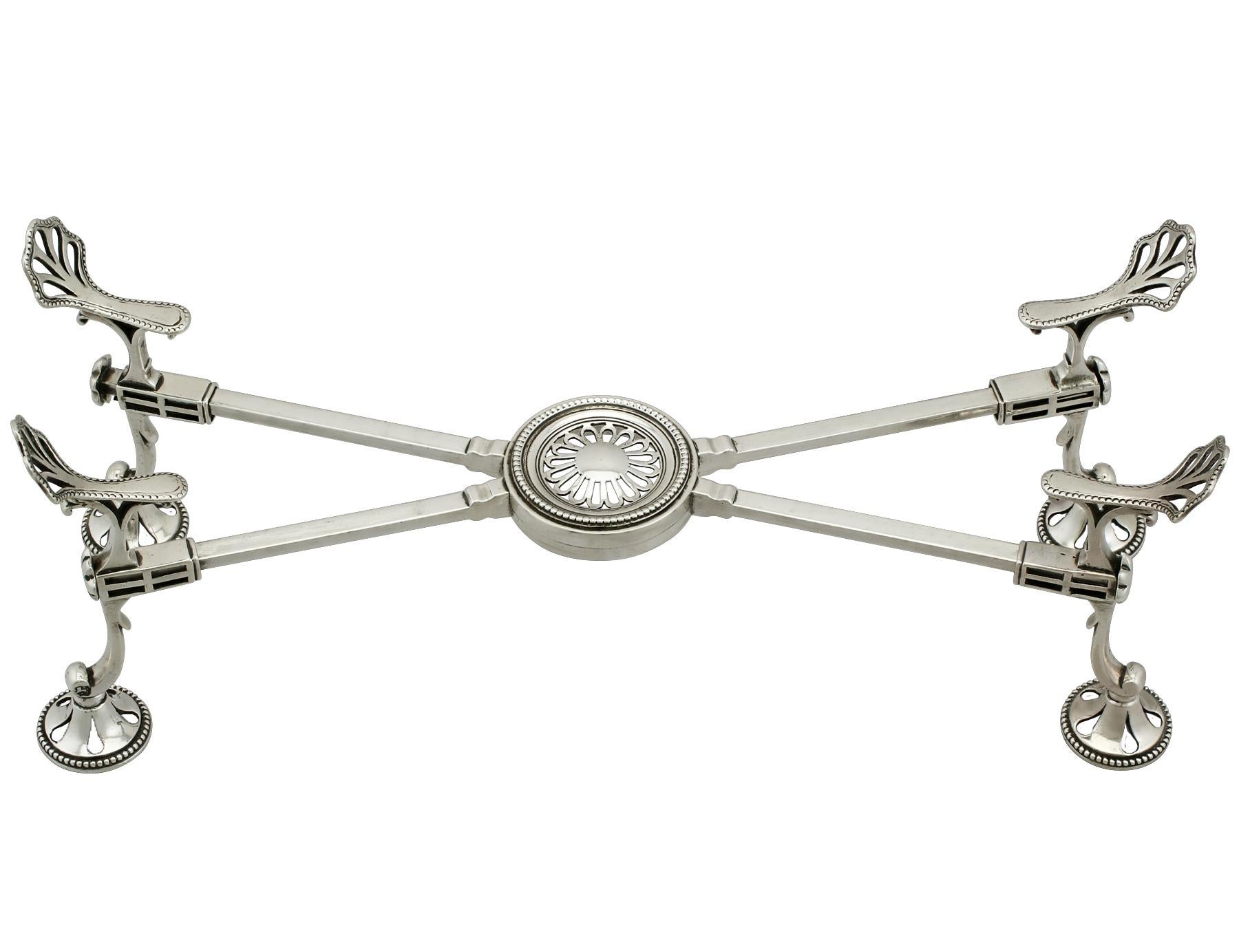 An exceptional, fine and impressive antique George III English sterling silver dish cross; an addition to our Georgian dining silverware collection.

This exceptional antique Georgian silver dish cross, in sterling standard, has a plain Regency