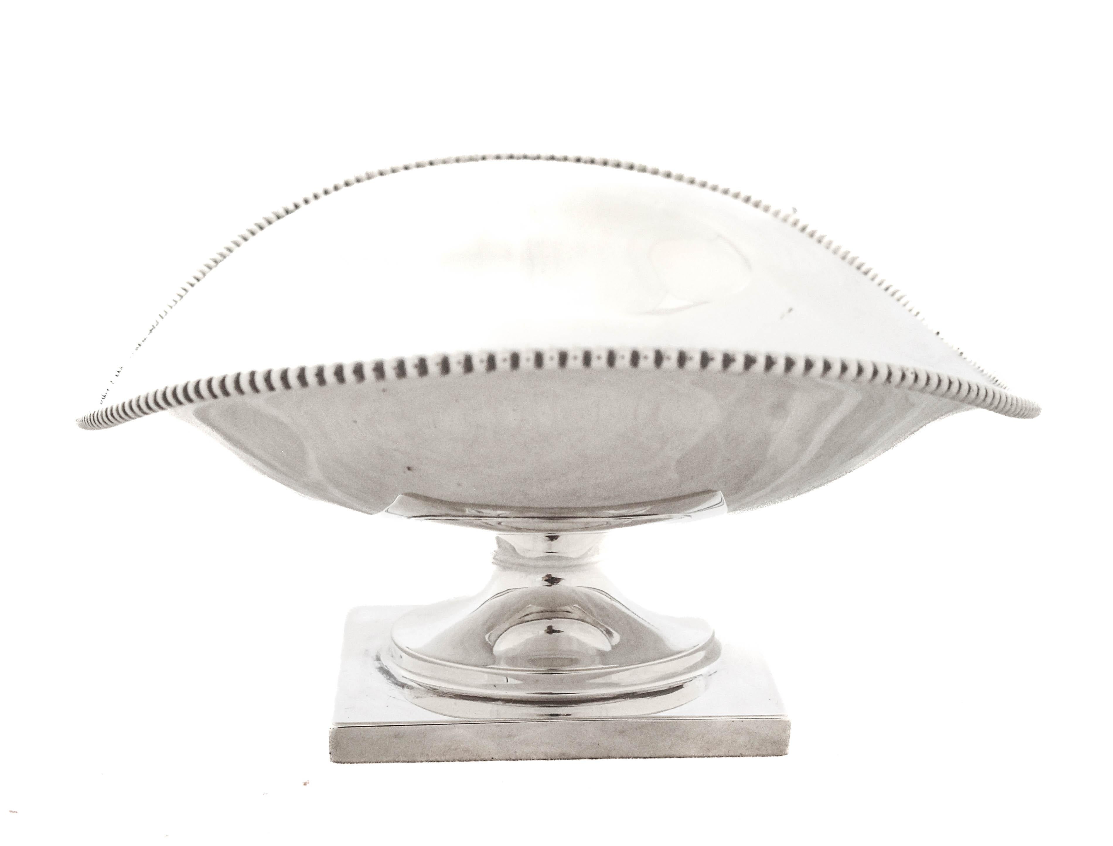 Plato de plata de ley sobre pedestal Fines del siglo XIX en venta