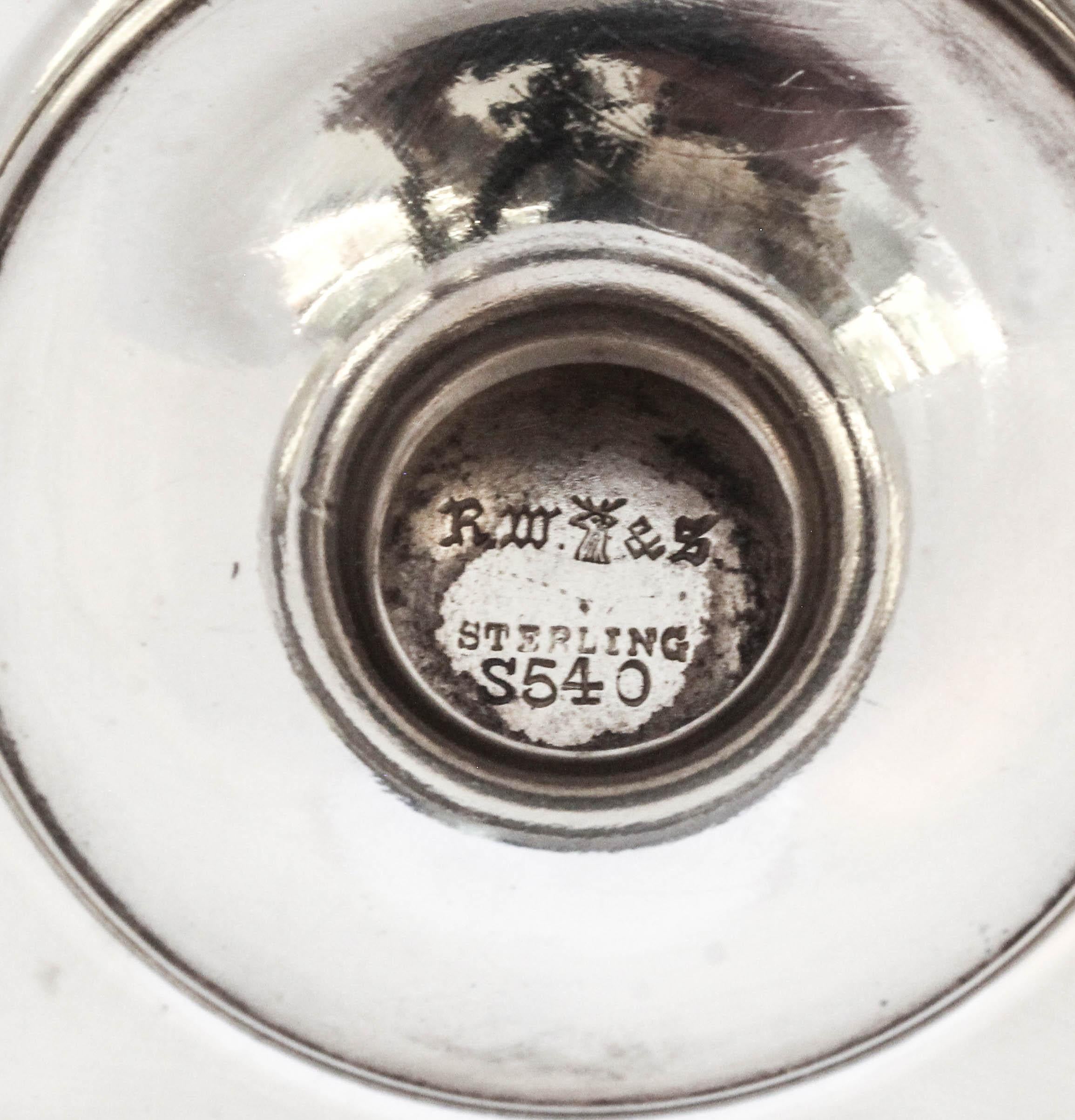 Plato de plata de ley sobre pedestal en venta 1