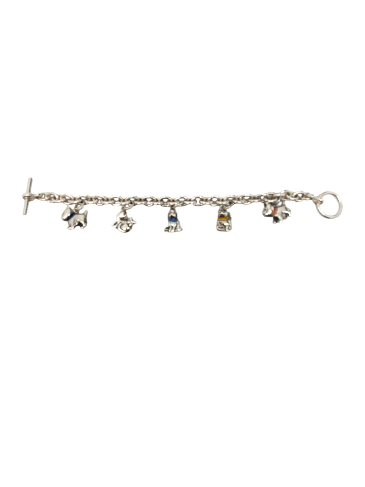 Bracciale con charm a forma di cane e gatto in argento sterling -

Questo adorabile braccialetto di charme presenta 3 cani e 2 gatti con collari smaltati collegati a una catena a maglie con chiusura ad alamaro in argento sterling.

Dimensioni: 7