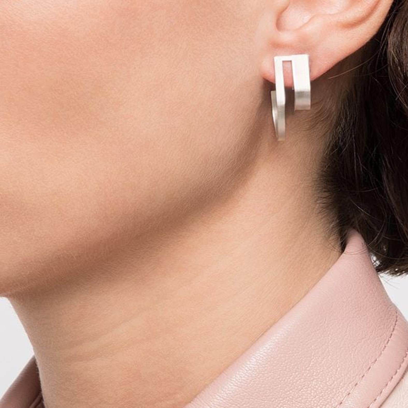 Die Collection'S Unfinishing Line strahlt mit ihren glatten Linien und Winkeln Minimalismus und Präzision aus. 
Mit geschwungener Struktur und matt gebürsteter Oberfläche. 
Curve Extension Earrings ist stilvoll und kann mit jedem Outfit kombiniert