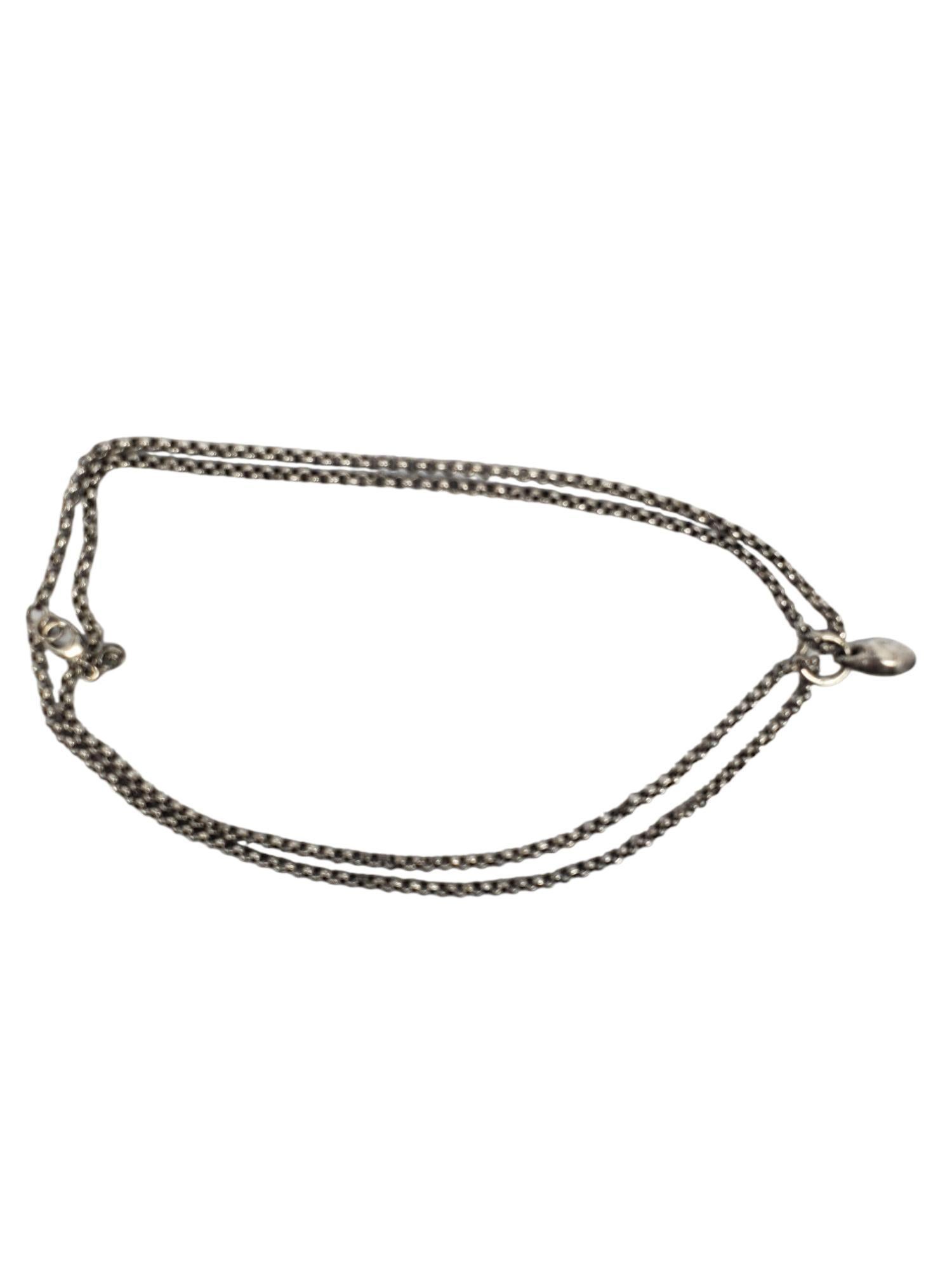 Collana a catena a doppio anello in argento sterling con ciondolo a forma di pepita

Questa collana unica presenta una catena a doppio anello con un ciondolo a forma di goccia concava in argento sterling e chiusura a moschettone.

Dimensioni: 18