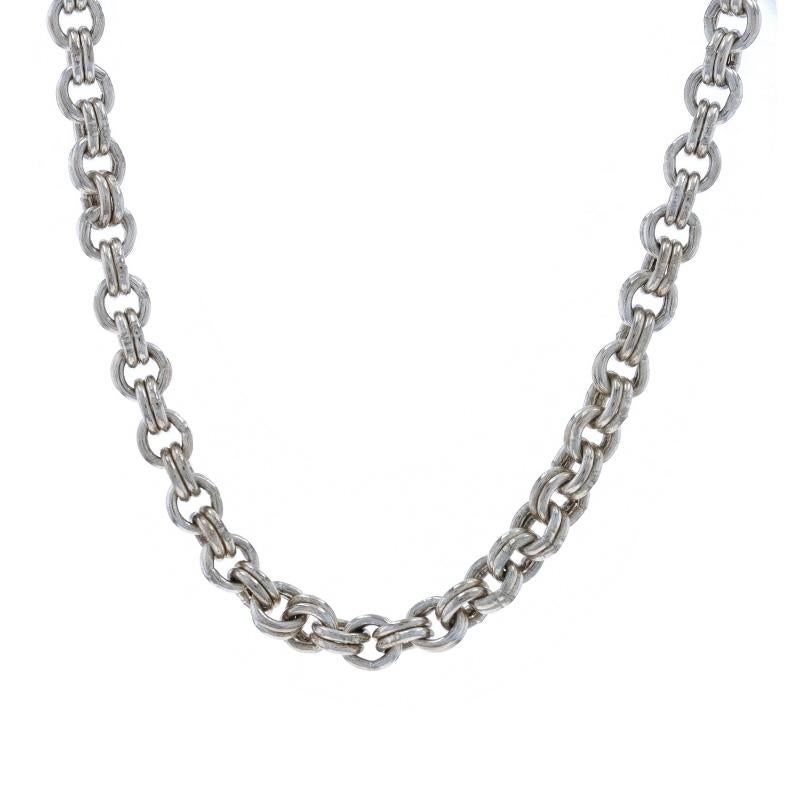 Contenuto del metallo: Argento Sterling

Stile della catena: Doppio Rolo
Stile della collana: Catena
Tipo di chiusura: Chiusura a moschettone

Misure

Lunghezza: 17 1/2