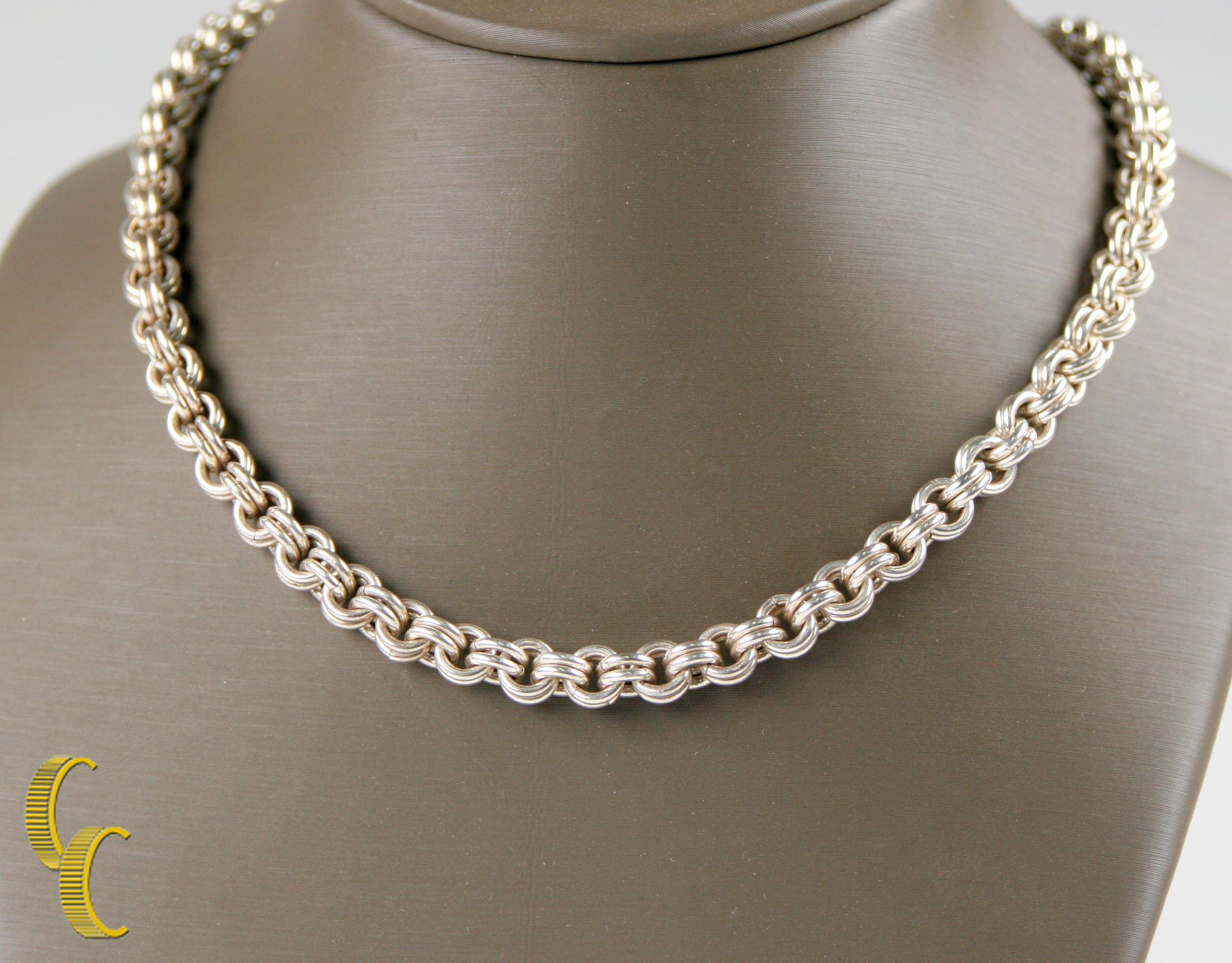 Collana con catena ad alamari in argento sterling 0,925.
Catena a doppio rolo con maglie.
Ogni link ha un diametro di 5 mm.
Lunghezza: 23 pollici.
Chiusura con fibbia a levetta.
Peso: 66,3 grammi.