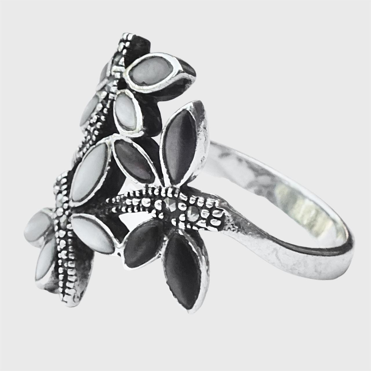 Bellissimo anello a forma di libellula in argento sterling con vetro lunare e marcasite. Abbiamo dato una leggera pulita all'anello.

Misura dell'anello UK U, US 10 1/4, diametro interno 2,1 cm.

Questo elegante anello a forma di libellula in