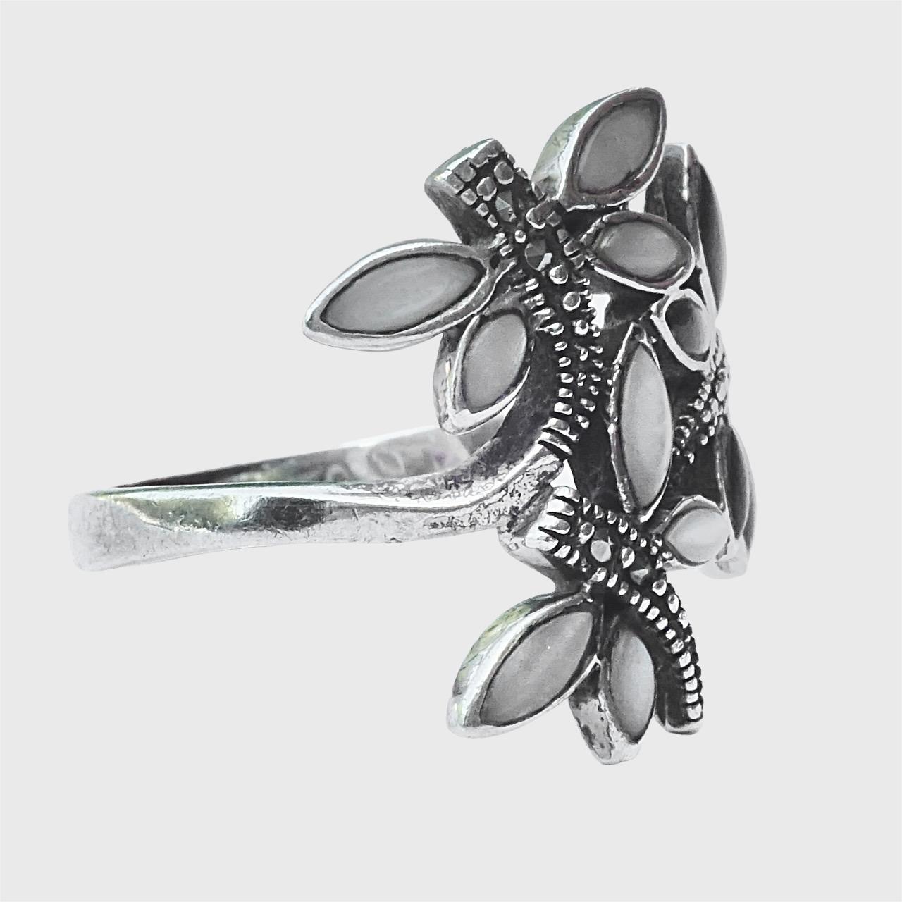 Taglio rotondo Anello Libellula in argento 925 con vetro Moonglow e Marcasites, circa anni '70 in vendita