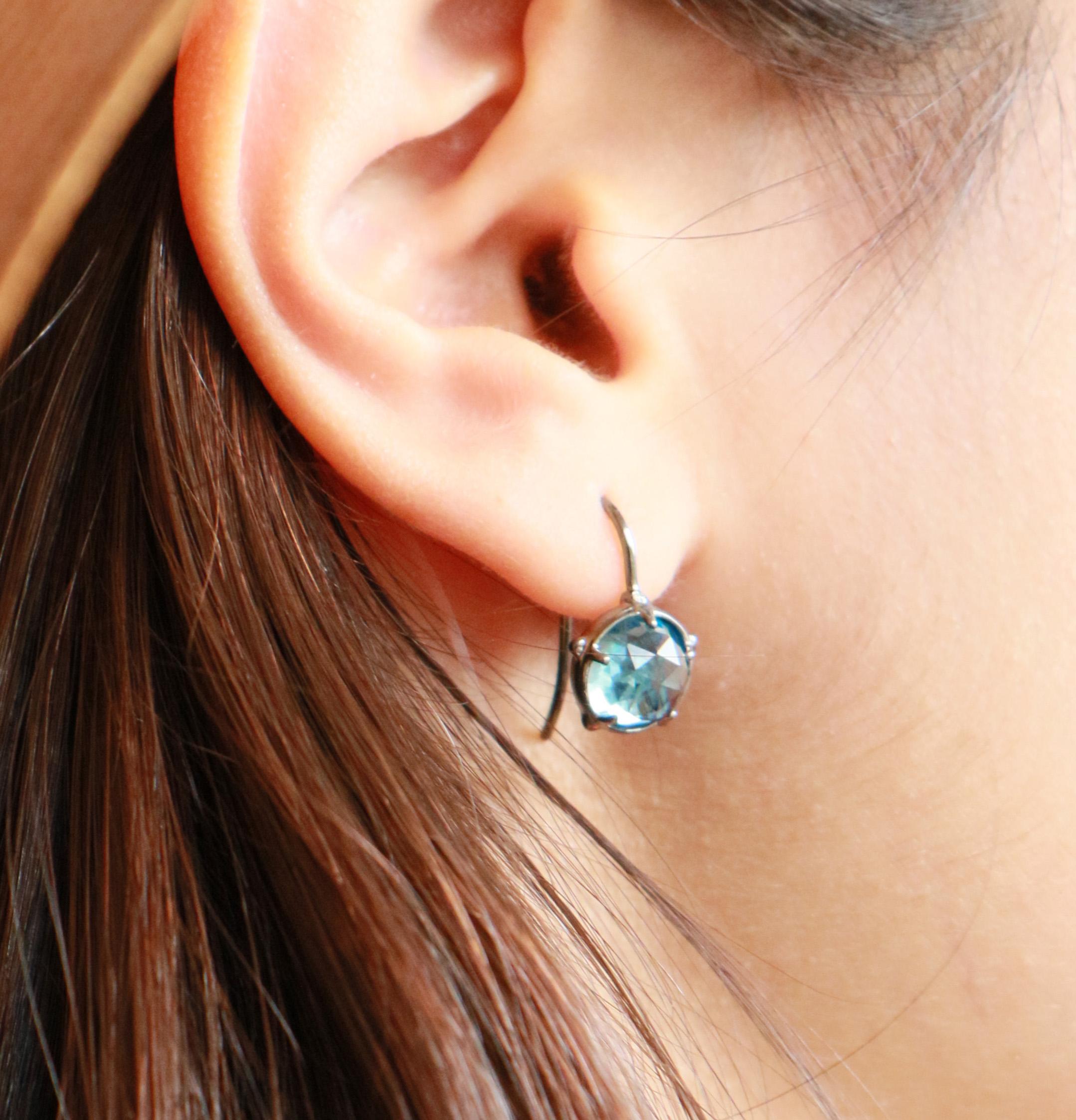 Ces boucles d'oreilles en argent sterling parfaitement positionnées émettent une riche couleur bleue étincelante - elles conviennent parfaitement pour tous les jours ou pour s'habiller.
Bien que symétriques, les topazes bleues taillées en rose