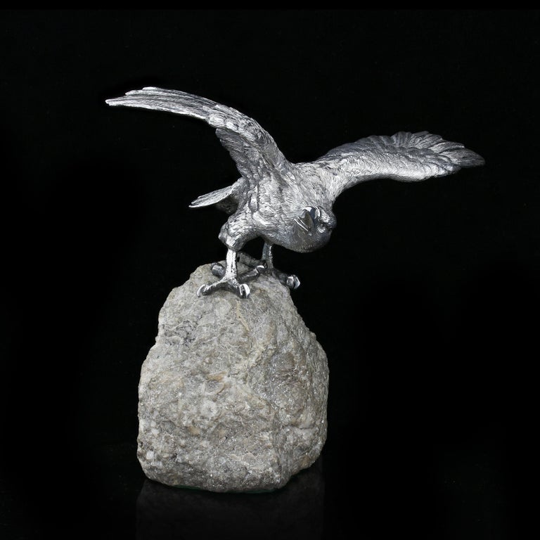 Sterling silver eagle figurine on a boulder rock.
Maker : B S E Products
Made in London 1981
Fully hallmarked.

- Add some art to your desk with this beautiful and detailed figurine

- Stunning detail highlights the majesty of a majestic