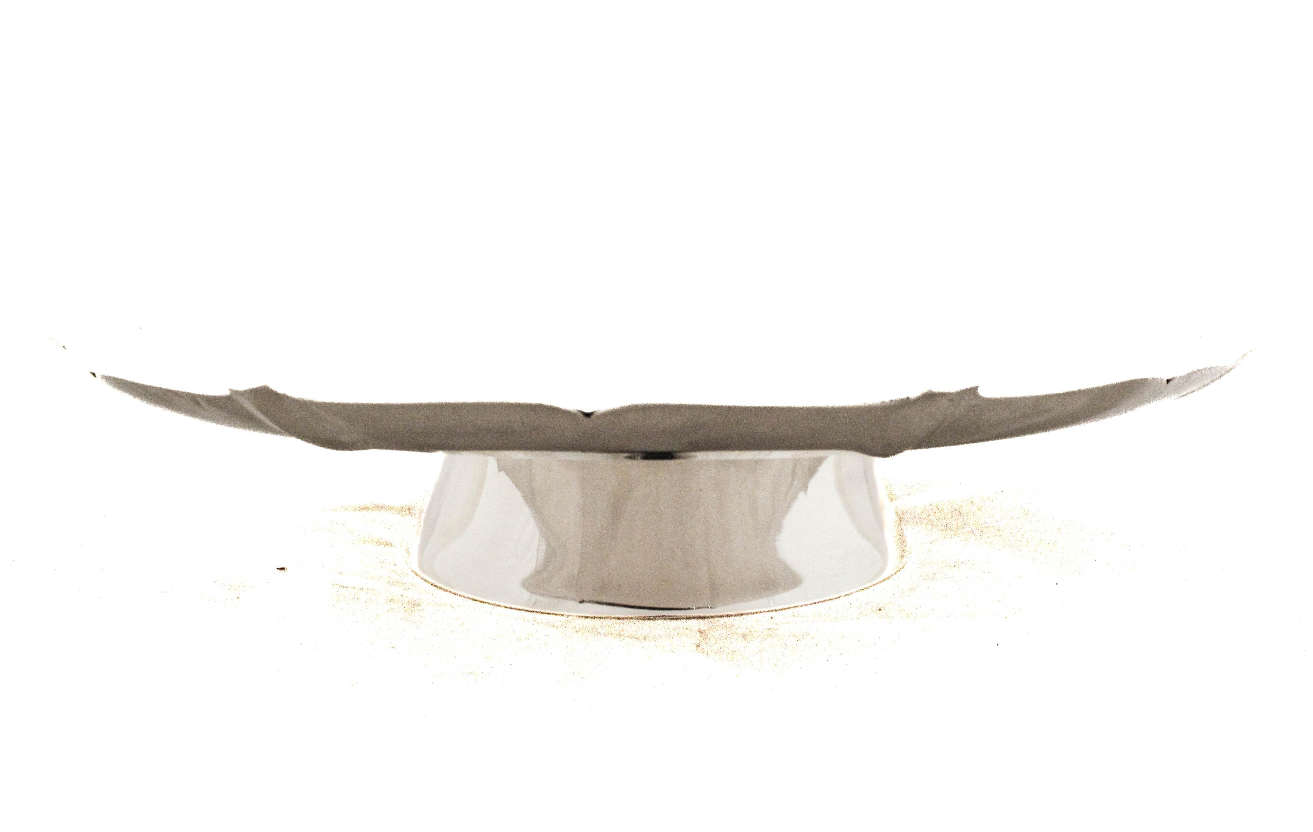   Questo elegante piatto da torta in argento sterling di A. Silvermiths è realizzato con l'intramontabile motivo 