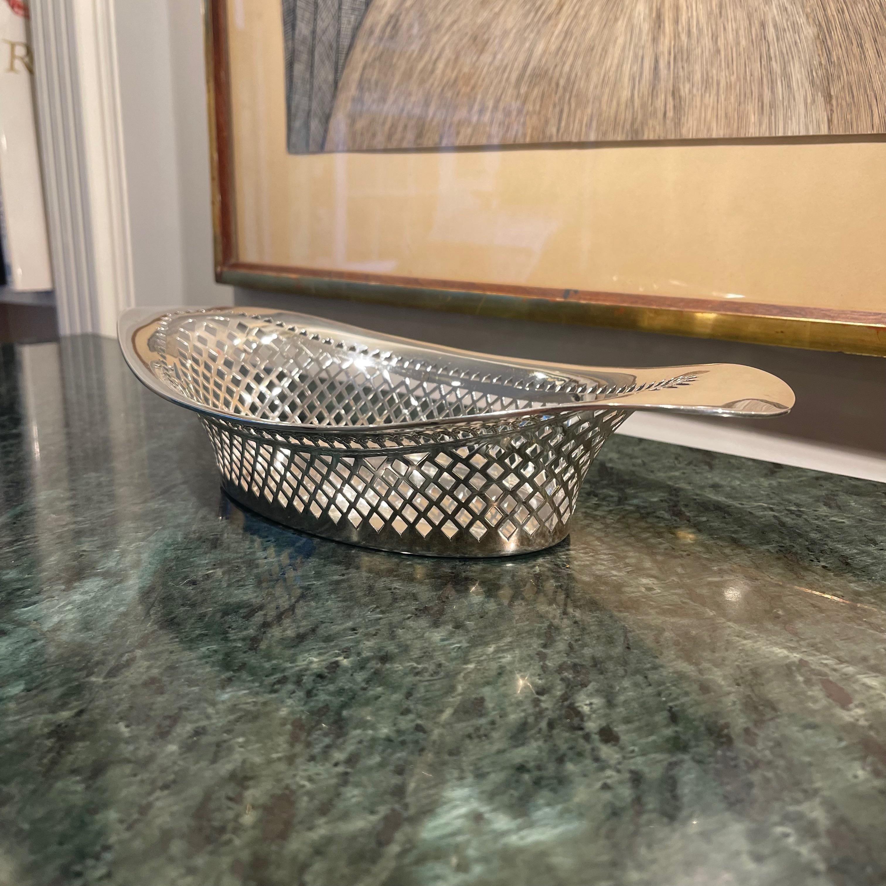 Sterling Silver Edwardian Breadbasket with Geometric Design, Atkin Bros. 1910 In Good Condition For Sale In London, GB
