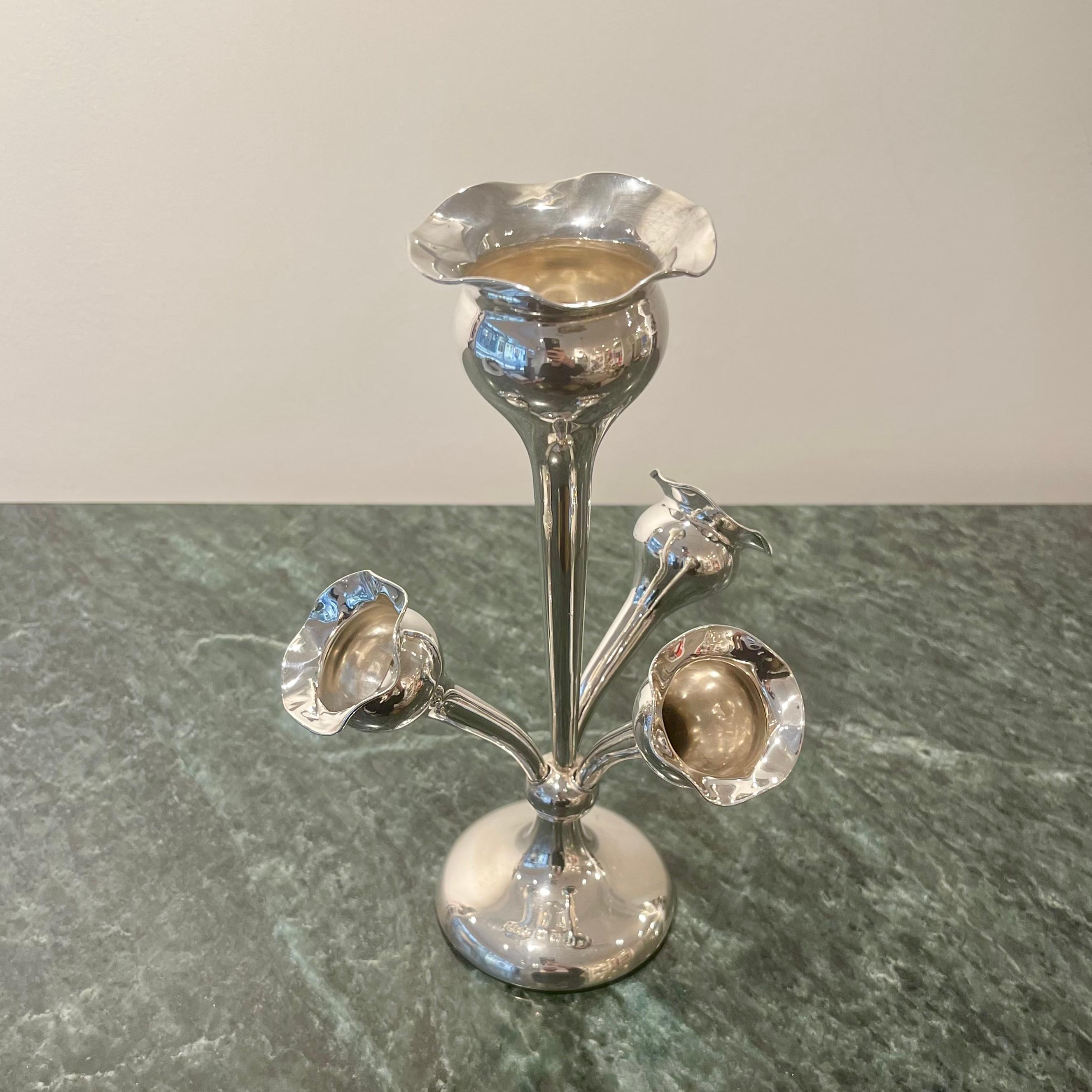 Sterling Silver Edwardian Epergne with Floral Trumpet Vases, J. Gloster, 1910 In Good Condition For Sale In London, GB