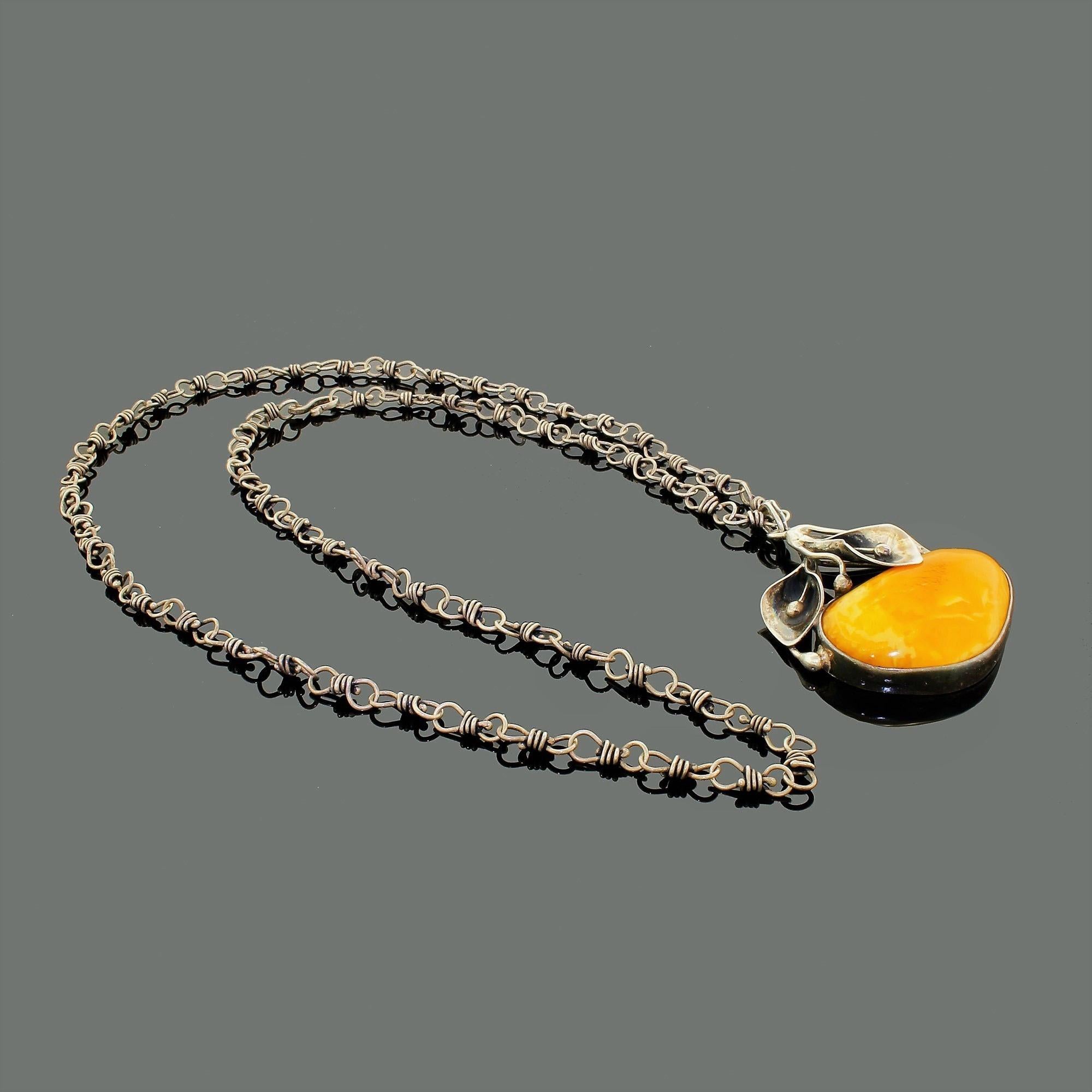 Sterling Silver Egg Yolk Baltic Amber Lilly Pendant Necklace Original 875 Chain In Good Condition For Sale In Lauderdale by the Sea, FL