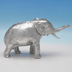 Modèle d'éléphant anglais en argent sterling coulé de façon réaliste et lourd:: fabriqué en 1973