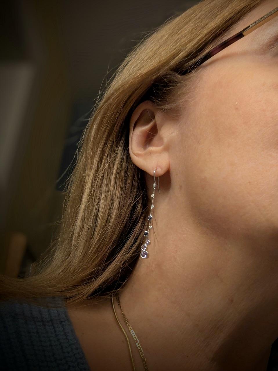 Pendientes Alargados de Plata de Ley con Zafiros, Tanzanitas y Diamantes Corte redondo en venta