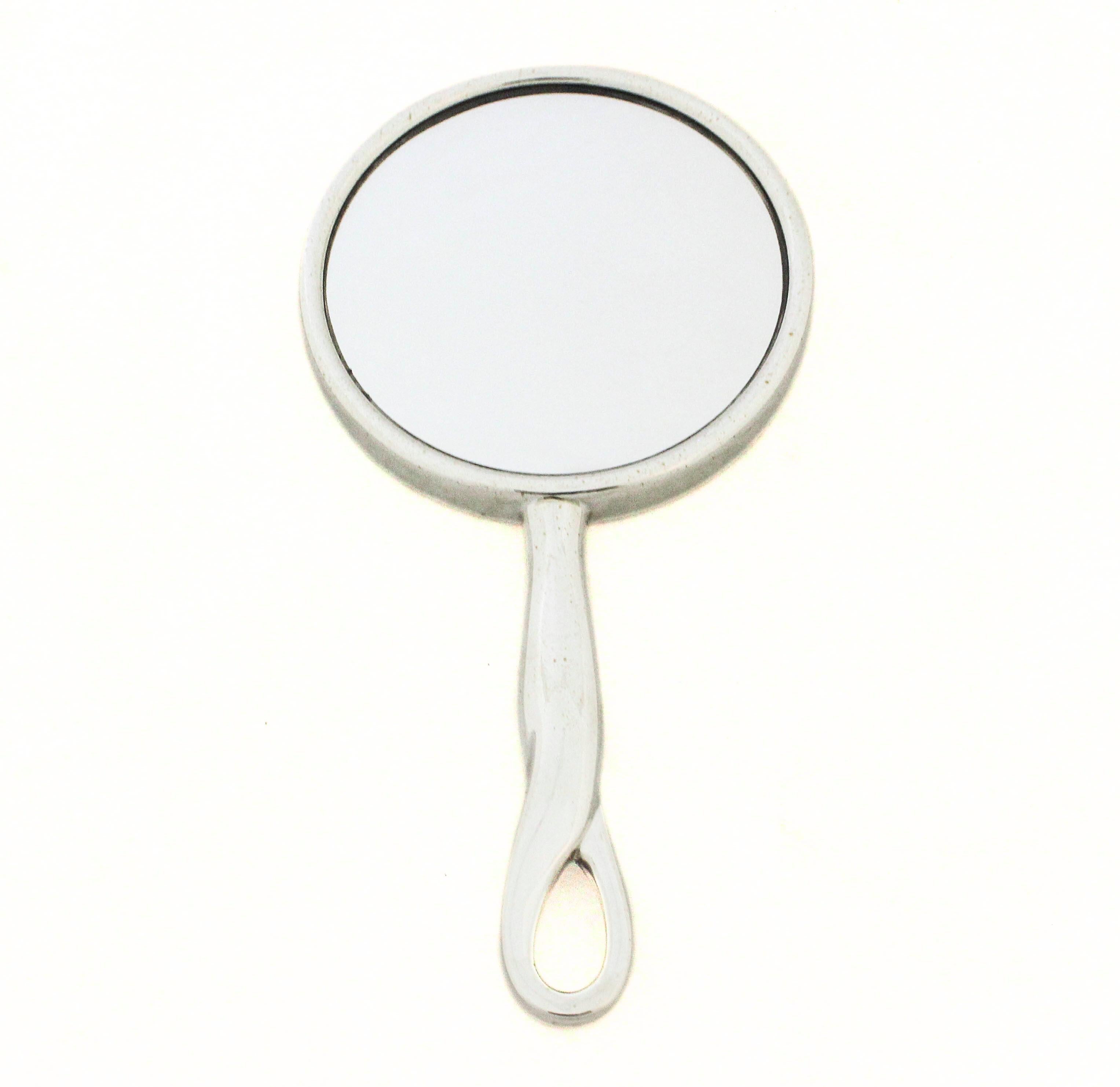 Questo elegante specchio da mano in argento sterling è stato disegnato da Elsa Peretti for Tiffany & Co. con il suo celebre e intramontabile motivo 