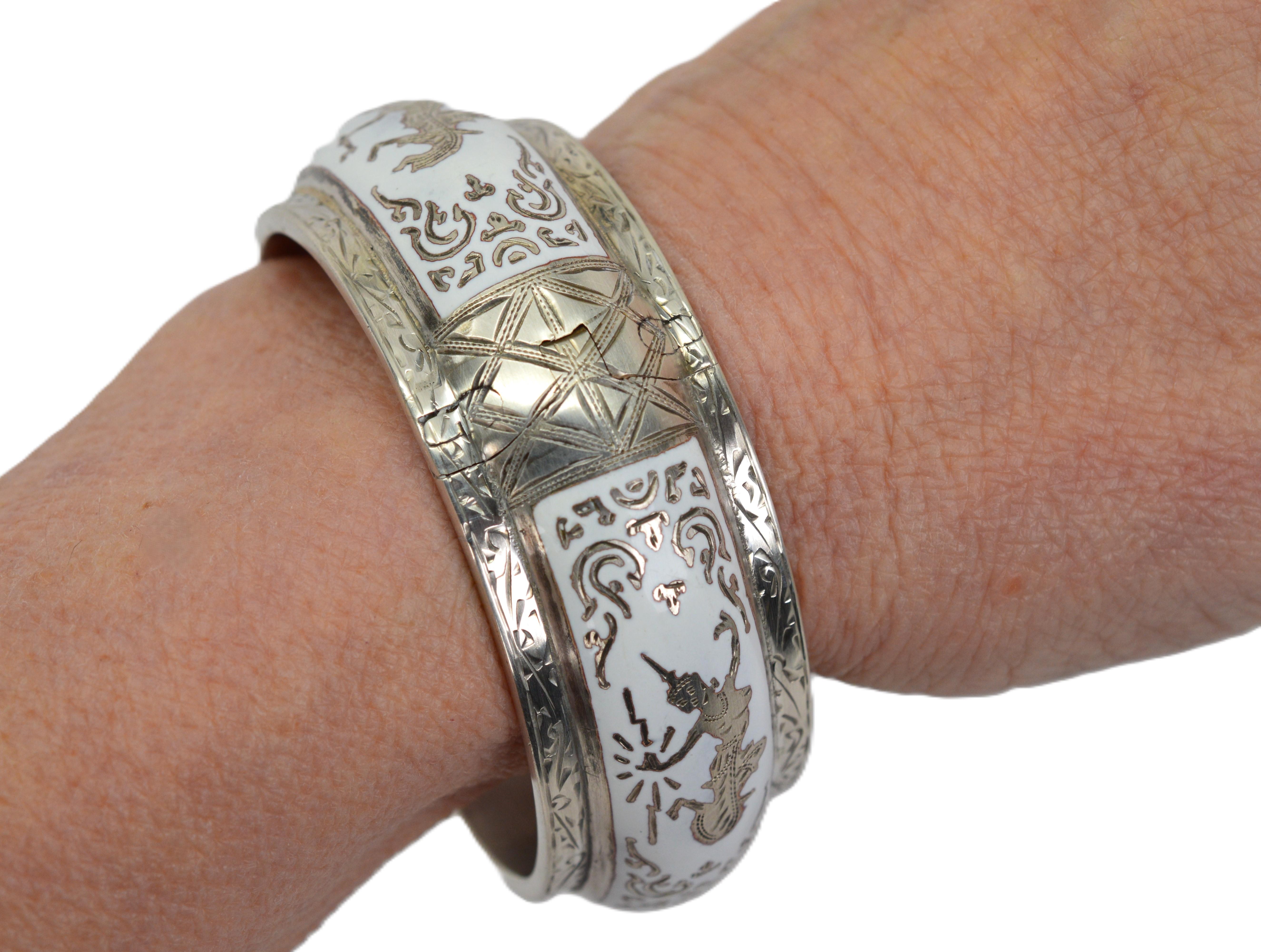 Bracciale Bangle in argento smaltato con danzatrici del Siam In condizioni ottime in vendita a Mount Kisco, NY