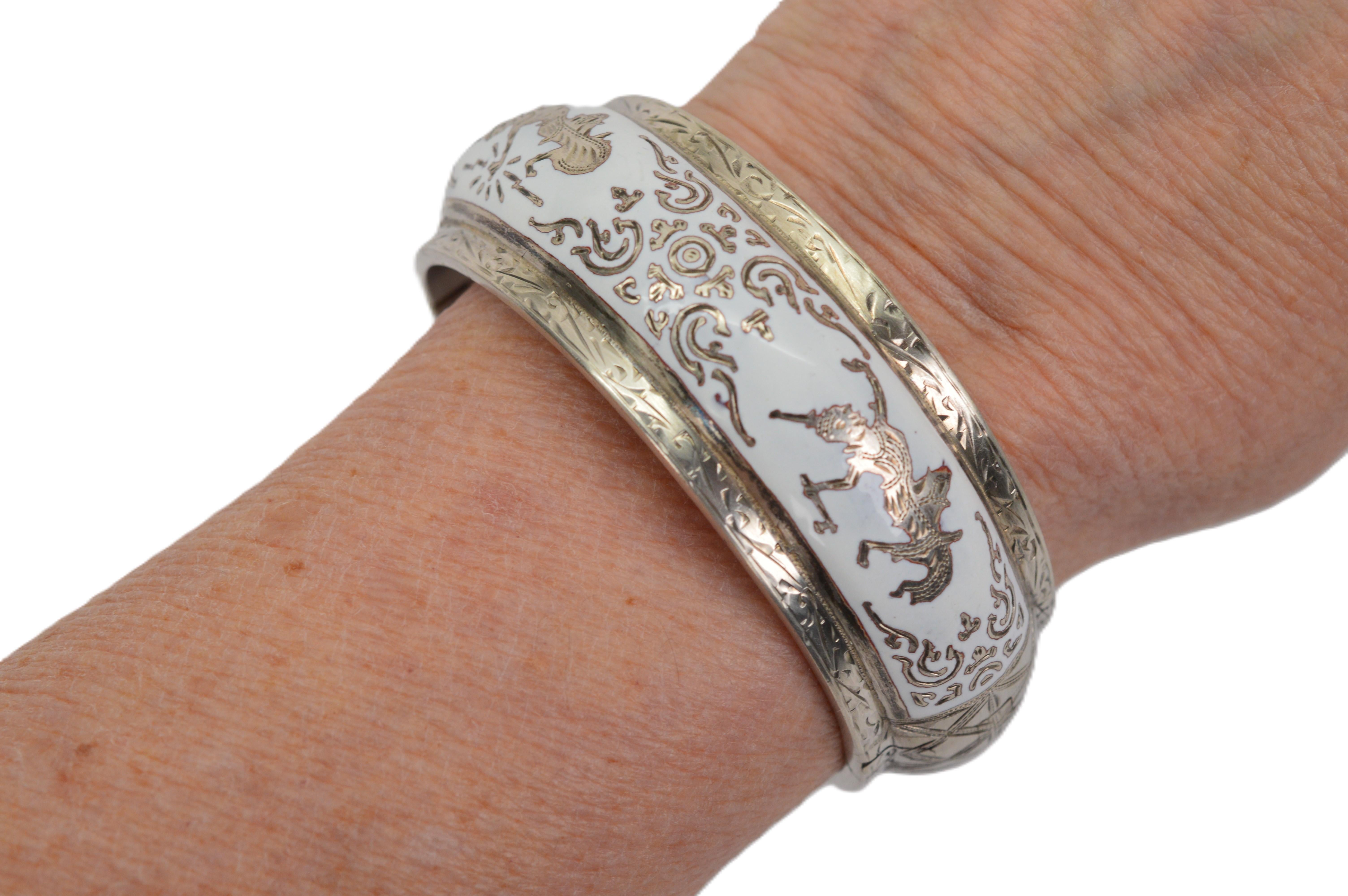 Bracciale Bangle in argento smaltato con danzatrici del Siam in vendita 4