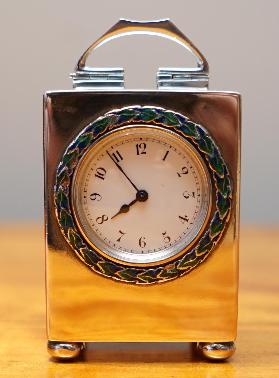 Wir freuen uns, diese außerordentlich seltene und absolut atemberaubende, 1906 Liberty's London Sterling Silber & Emaille Miniatur-Karrenuhr von dem Wunder, dass Archibald Knox gemacht zum Verkauf anbieten

Ich biete jetzt meine drei