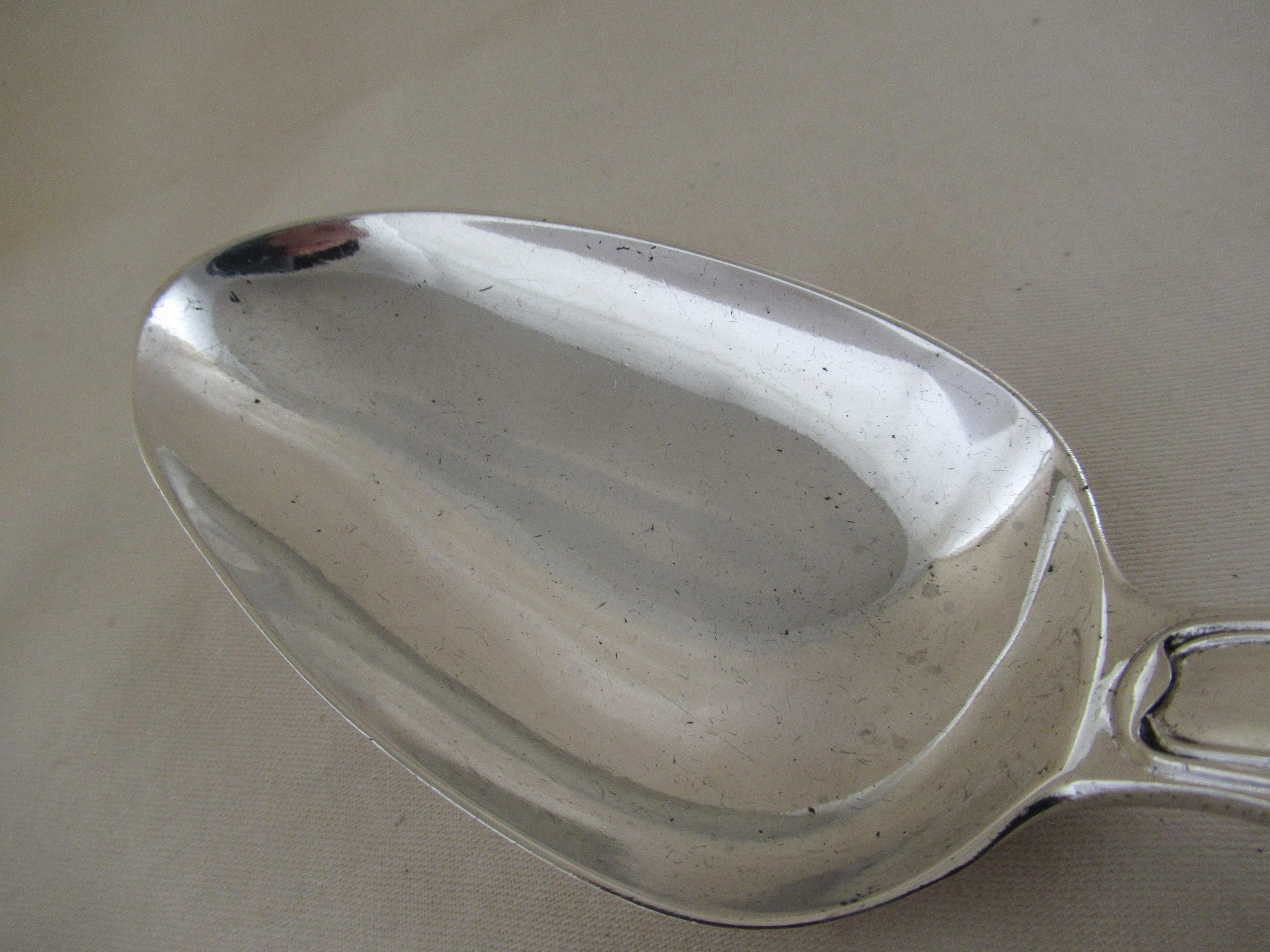 Sterling Silver fiddle & thread pattern - large serving spoon,
 otherwise called a Gravy Spoon 

A full set of English hallmarks, applied by the London Assay Office:-
 Queen`s Head - Duty mark shows that duty has been paid to the Crown
 L -