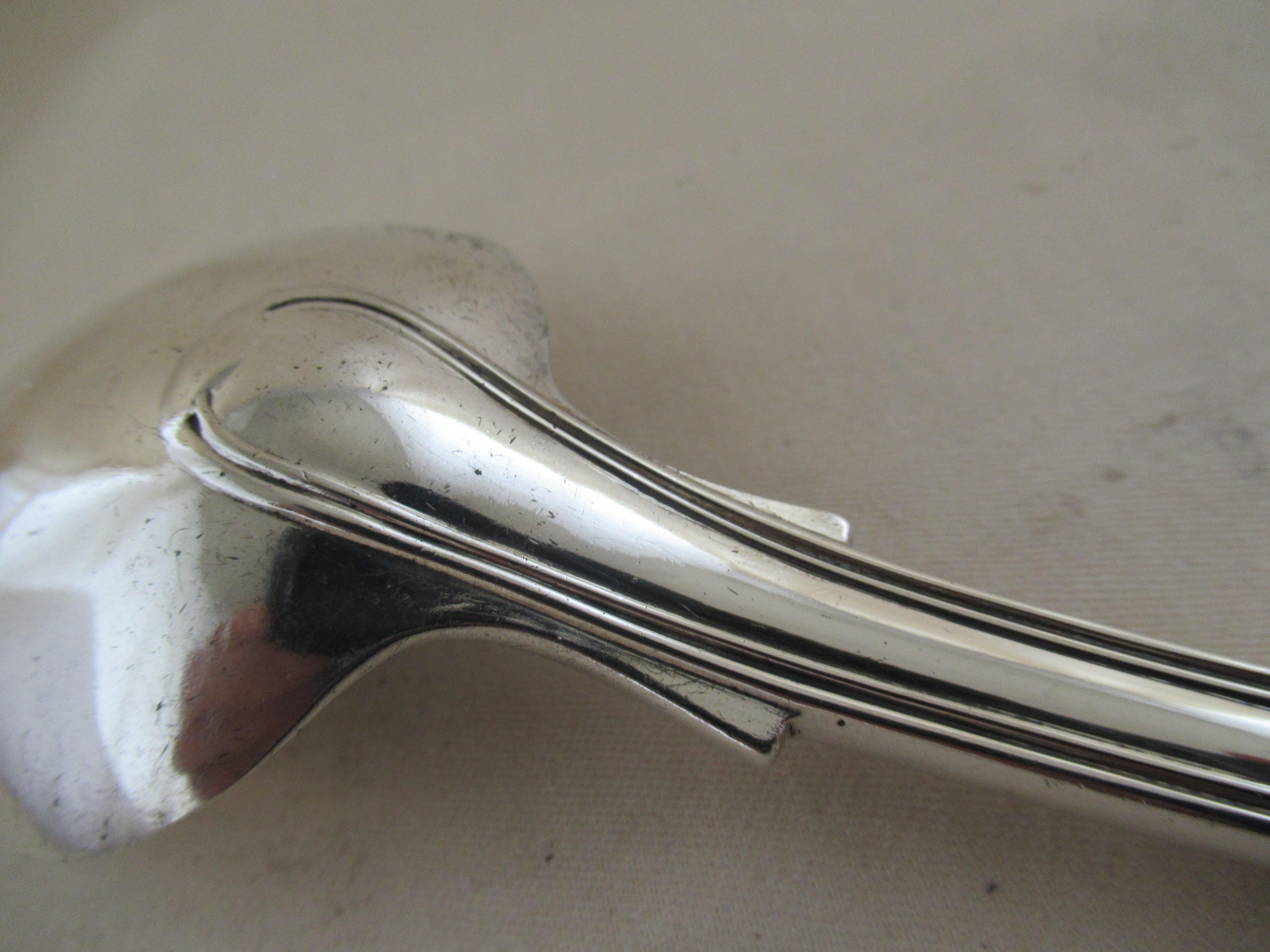 Mid-19th Century Sterling Silver English Fiddle & Thread Serving Spoon, Hallmarked:-London, 1843 For Sale