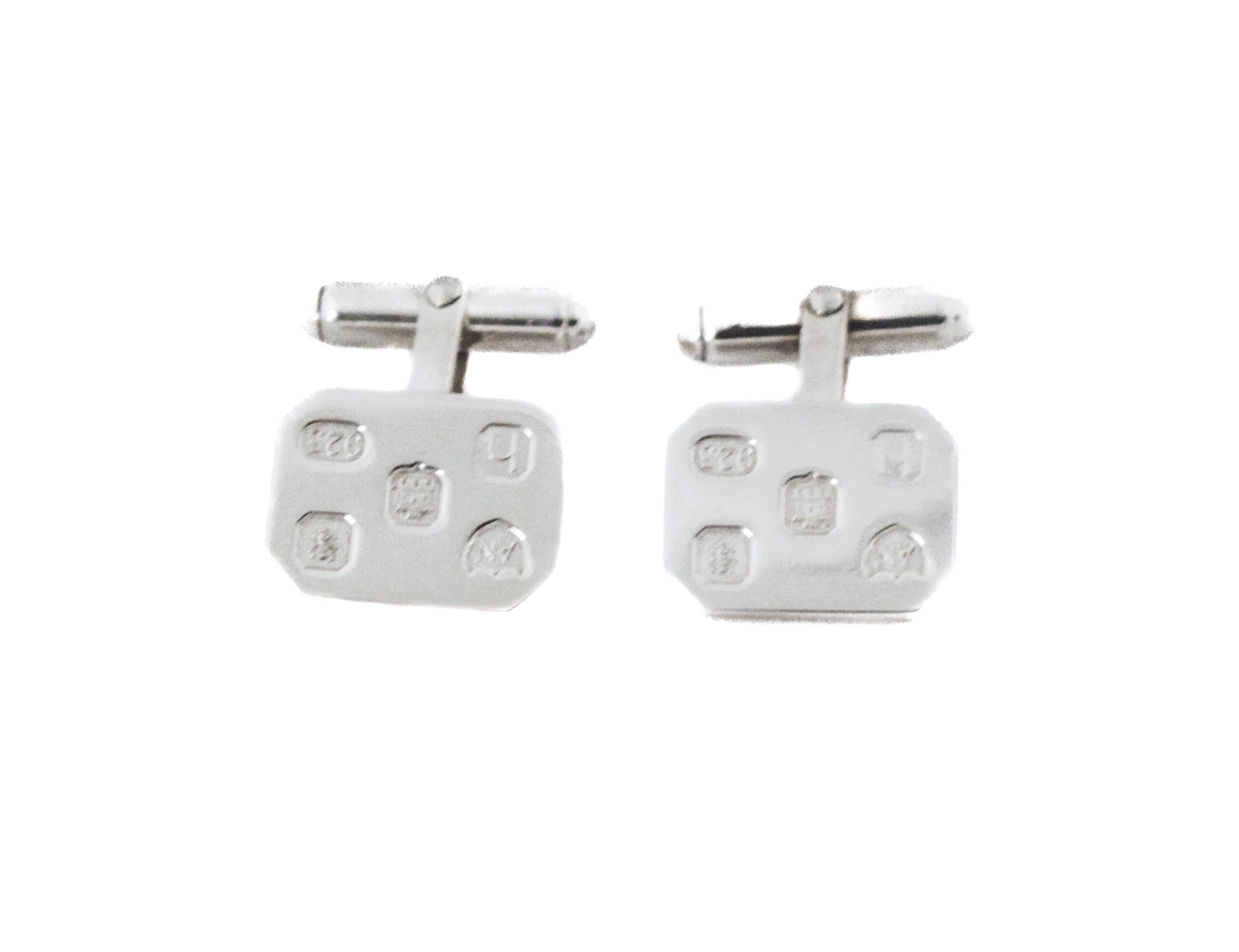 Estos gemelos de plata de ley llevan cinco sellos ingleses (león, 925, etc.).  Son rectangulares con bordes redondeados y son intercambiables (lado derecho frente a lado izquierdo).  Para el hombre que cree que lo tiene todo, nos complace ofrecerle