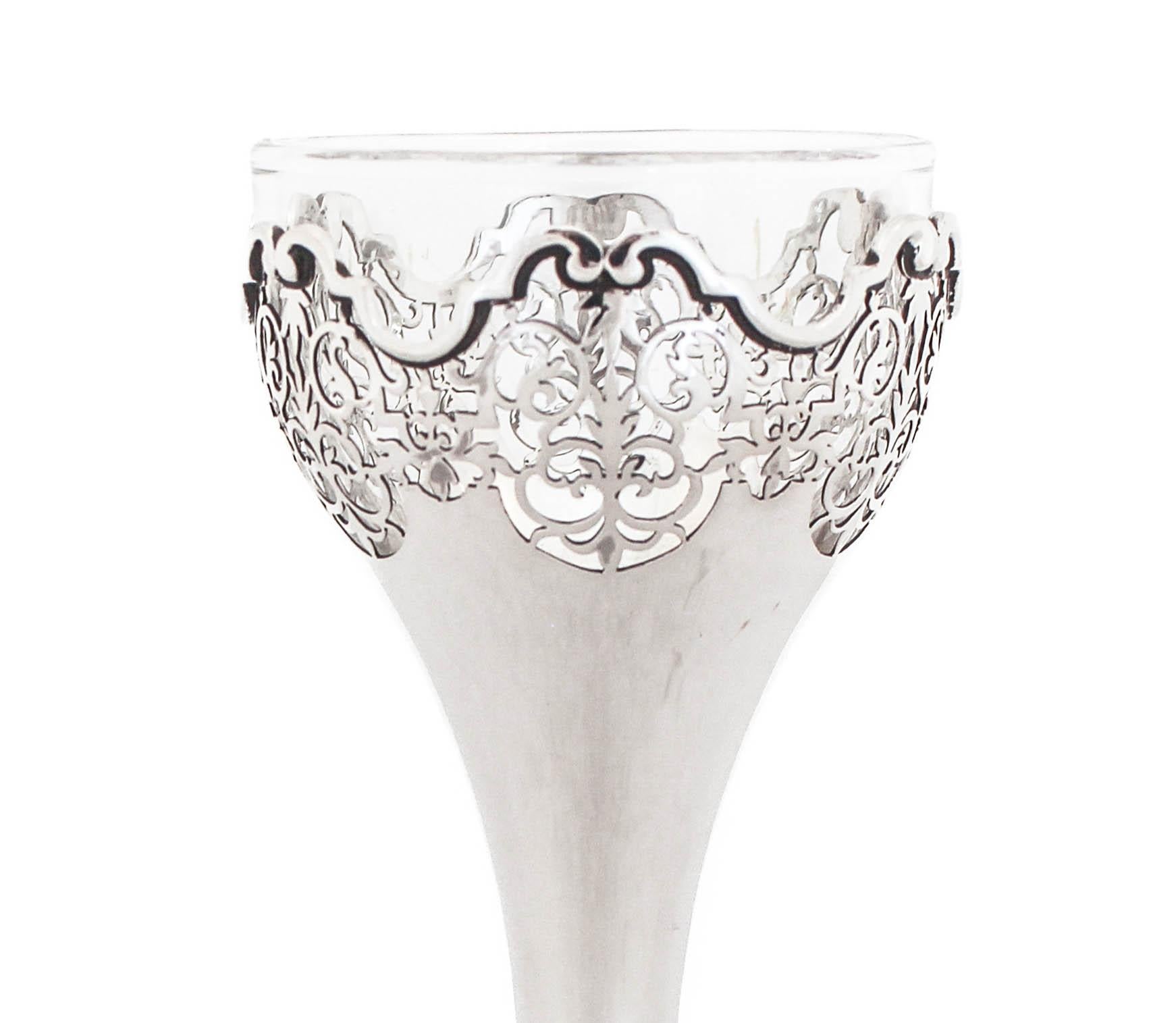 Siamo orgogliosi di offrire questo vaso in argento sterling di Mappin & Webb, in Inghilterra.  Ha il marchio 