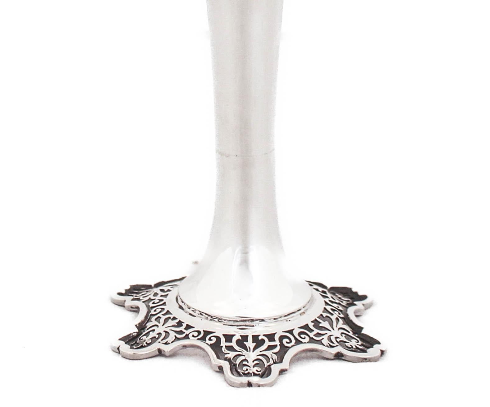 Inglese Vaso inglese in argento sterling in vendita
