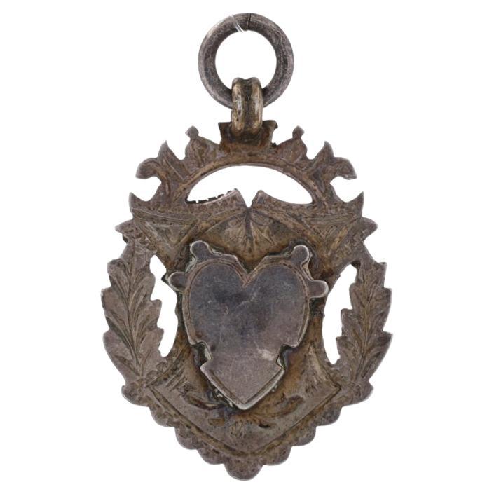 Pendentif bouton gravable en argent sterling 925, crête en forme de bouclier en forme de cœur, Angleterre ancienne en vente