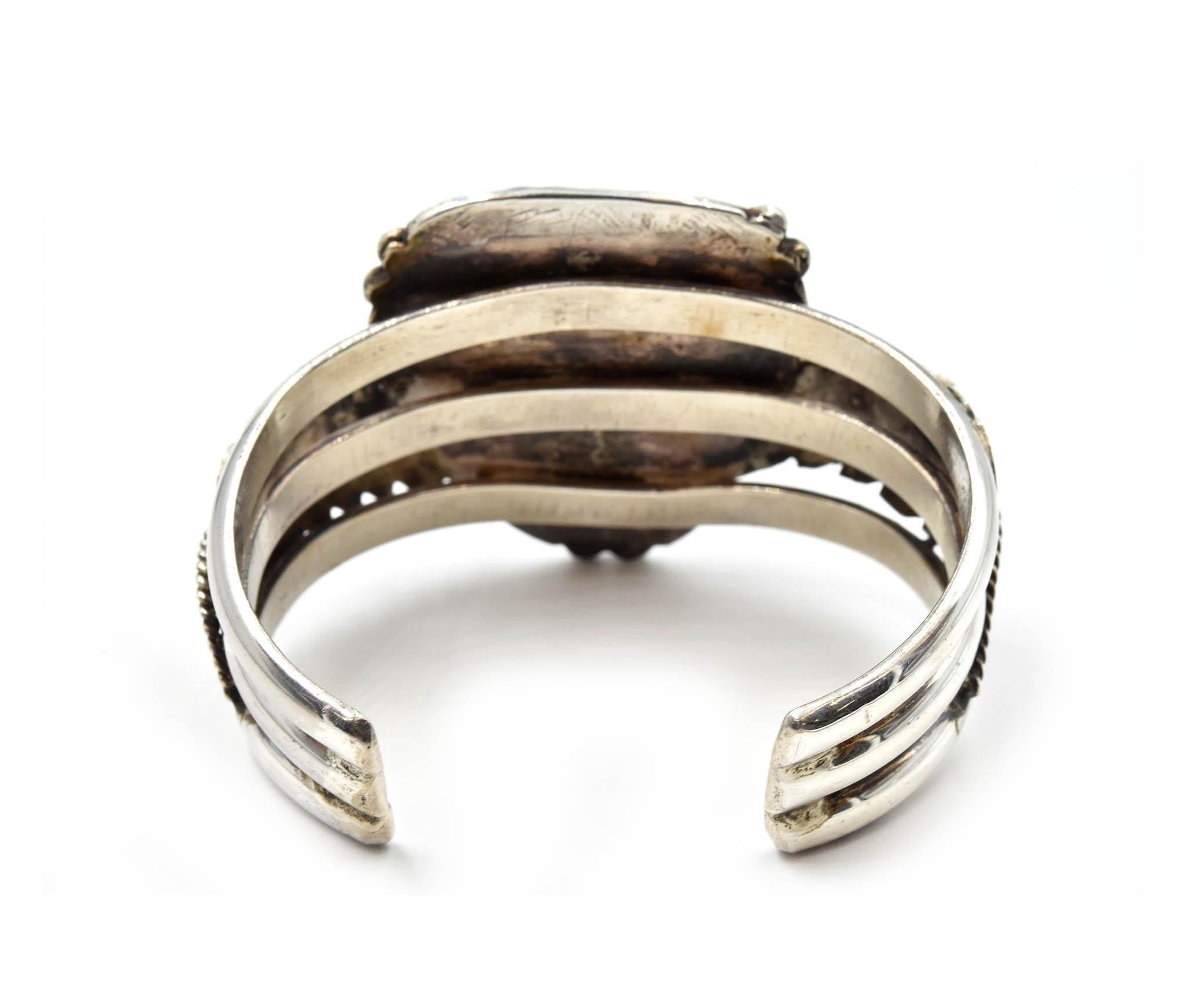 Bracciale in argento 925 con incisione e pietra centrale turchese In condizioni Nuovo in vendita a Scottsdale, AZ