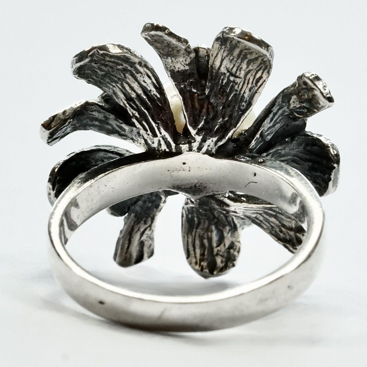 Sterling Silver Engraved Flower Ring set with a Cultured Pearl In Good Condition For Sale In London, GB