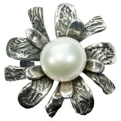Anello con fiore inciso in argento 925 con perla coltivata