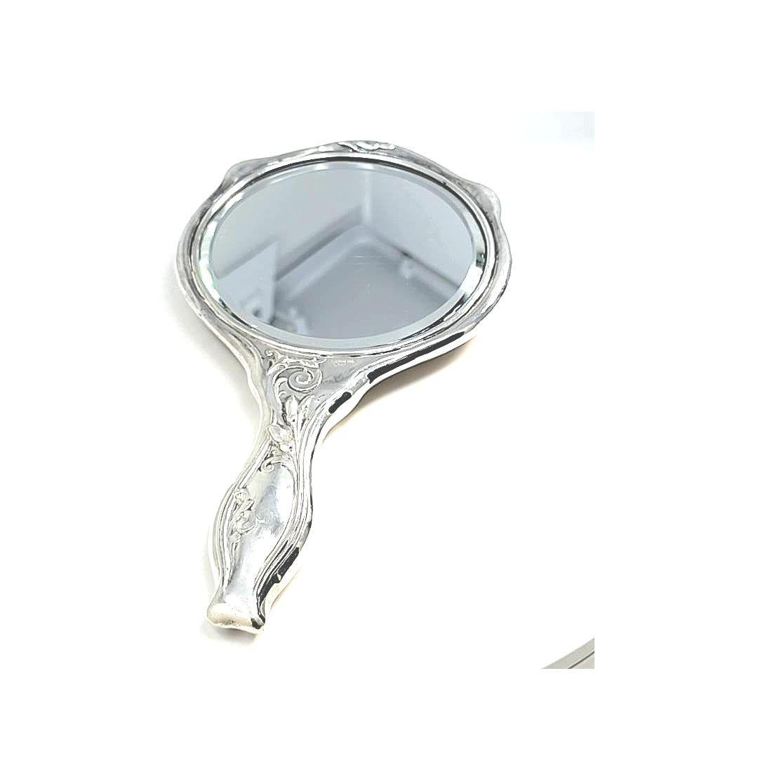 Specchio con bordo smussato in argento sterling.  Splendido dorso e manico floreale.  Lo specchio è pulito e presenta un'usura minima.  Timbro in sterling e incisione della lettera 