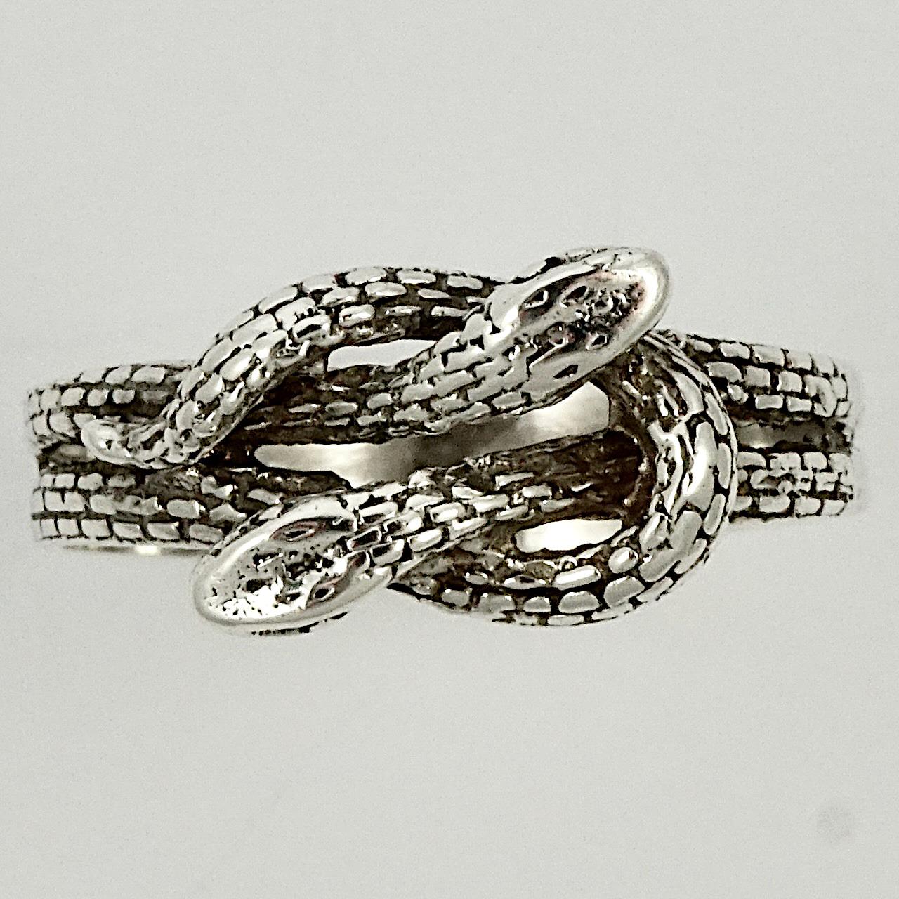 Wonderful sterling silver etched double snake ring. Ring size UK X, US 11 5/8, and measuring width at the front 1 cm / .4 inch.

This is a stylish silver vintage snake ring.