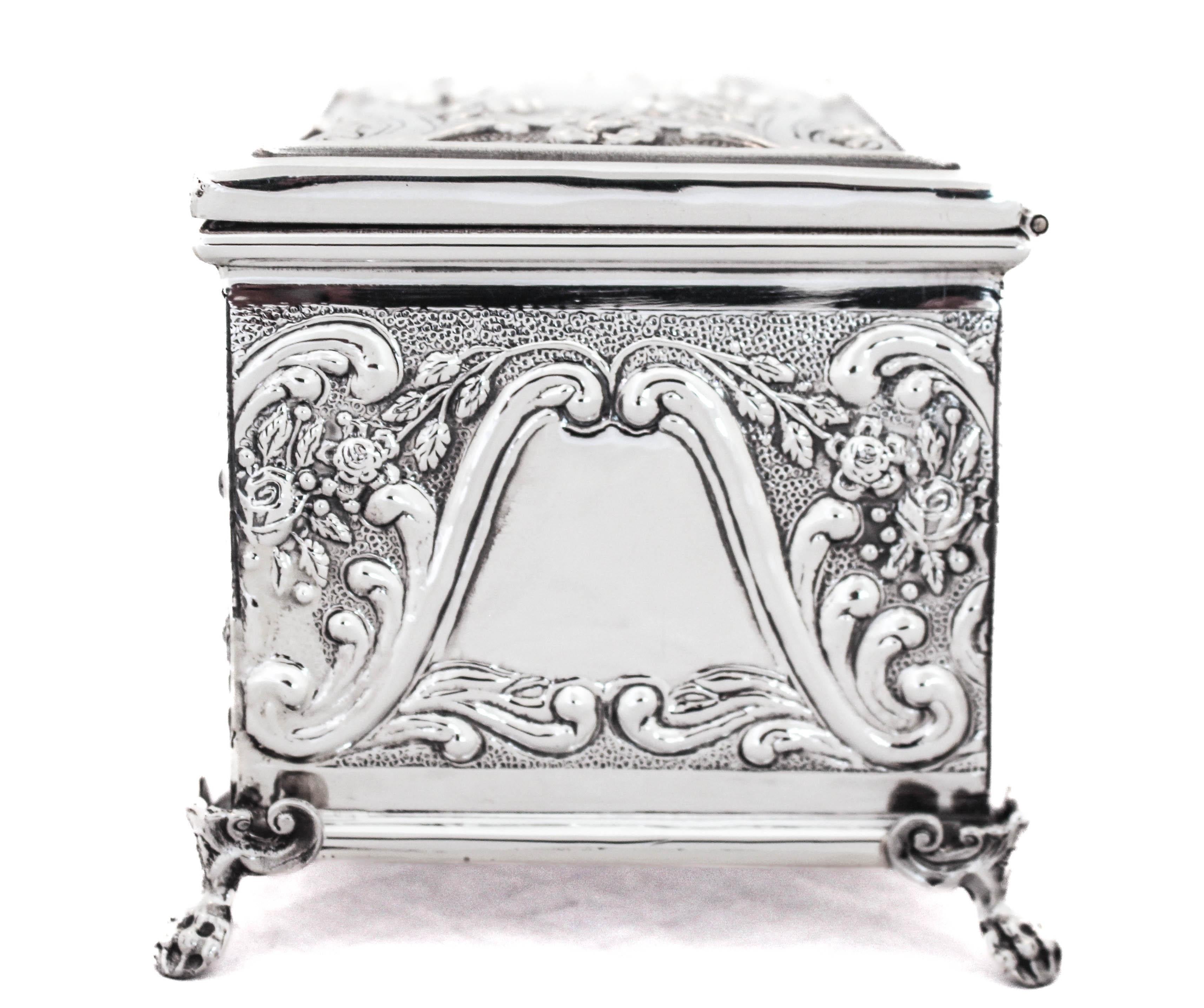 Sterling Silver (Etrog) Box In Excellent Condition For Sale In Brooklyn, NY