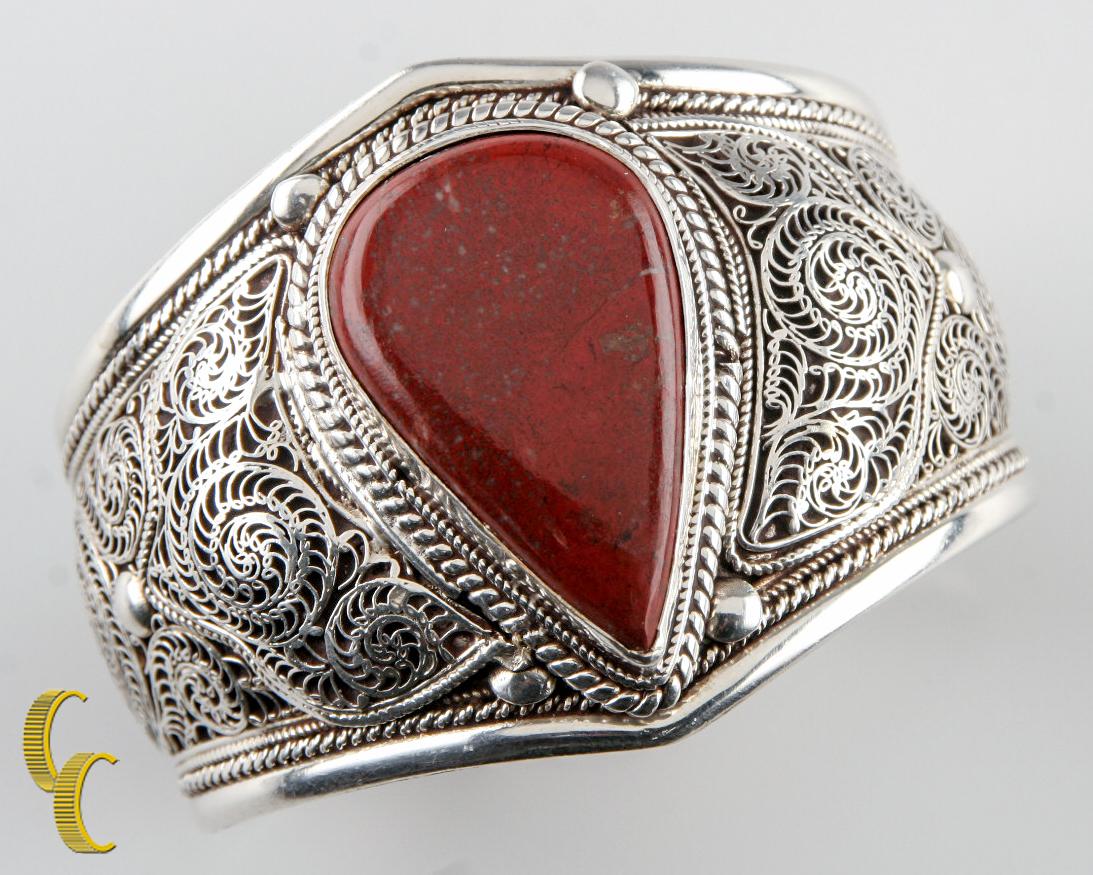 Bracciale extra largo in argento sterling.
Pietra diaspro arancione.
Intricati dettagli in corda e volute.
Bellissimo pezzo in ottime condizioni.
Misura del polso: 6 pollici.
Larghezza: 7/8 - 2 pollici.
Diaspro: 40 x 26 mm.
Peso: 78,1 grammi.