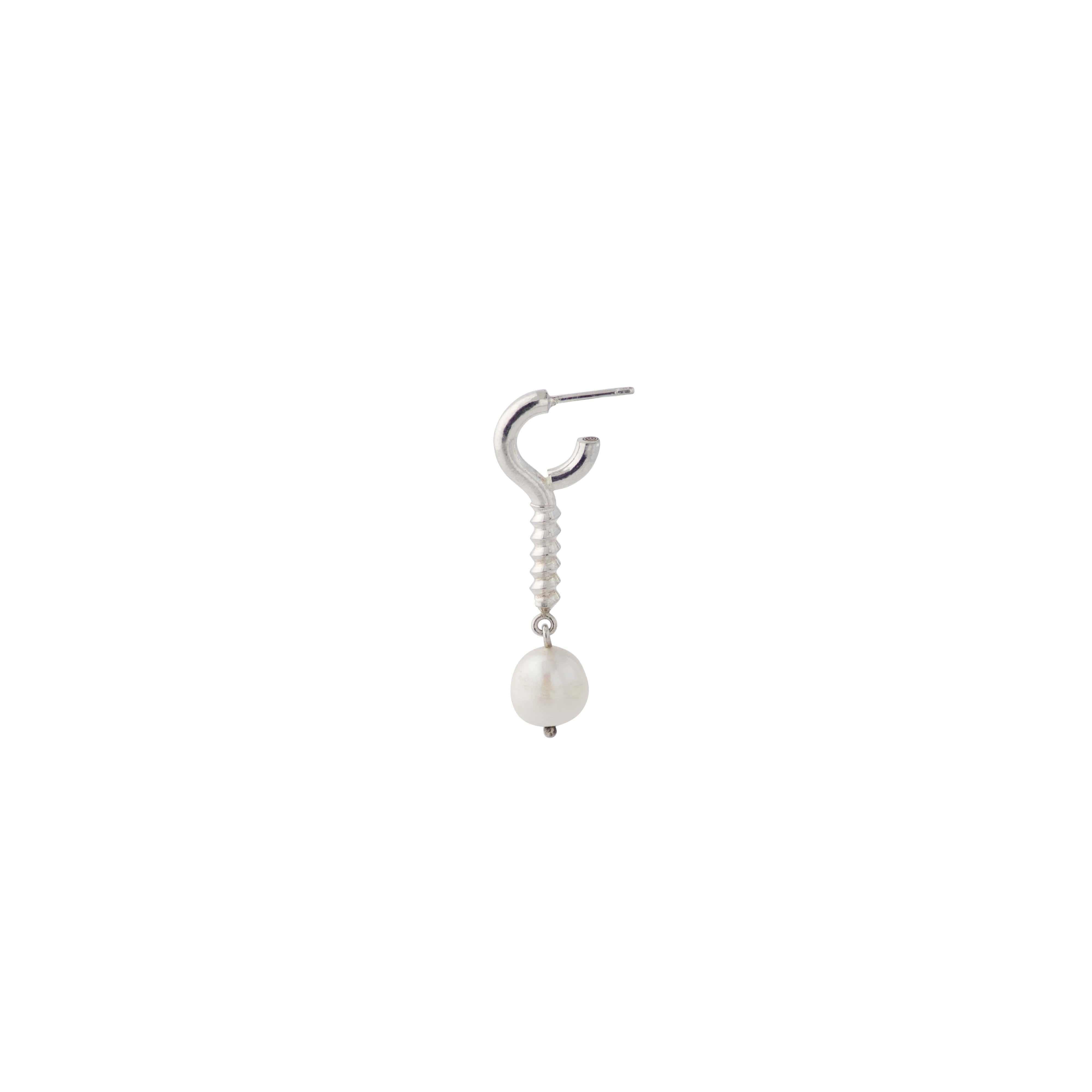 Sterling silver eye hook shaped earring with a hanging baroque freshwater pearl.

Sold as single.
For pierced ears.
One size only.
Type of closure: Traditional closure
Material: 925 Sterling Silver
Finishing: Silver plated.
Measurements:
- Length: