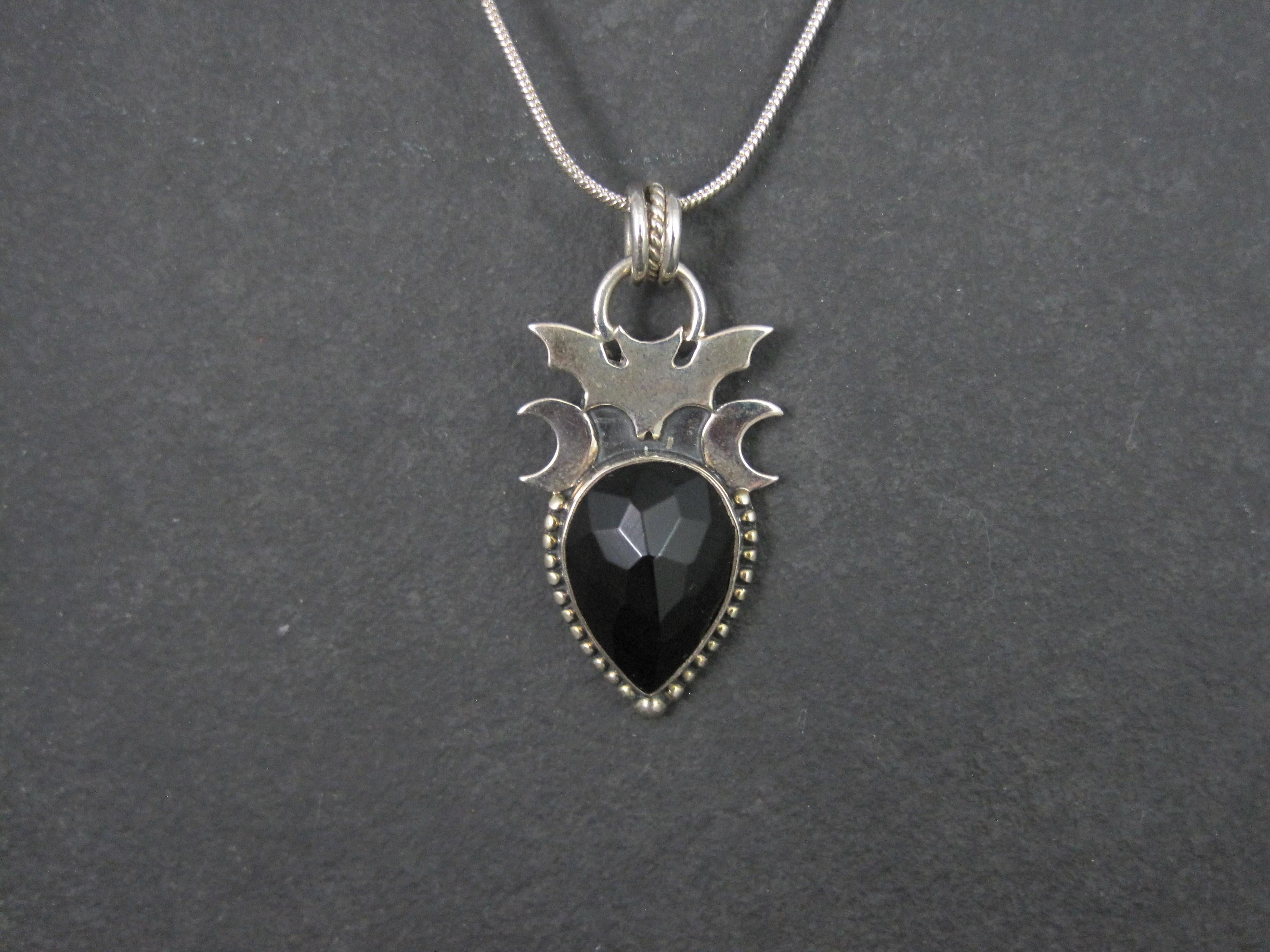 Dieser wunderschöne, handgefertigte Fledermaus- und Mondsichel-Anhänger ist aus Sterlingsilber mit einem 13x18mm großen, facettierten schwarzen Onyx-Edelstein.
Der Anhänger misst 3/4 mal 1 5/8 Zoll.
Er wird an einer 19 Zoll langen Schlangenkette aus