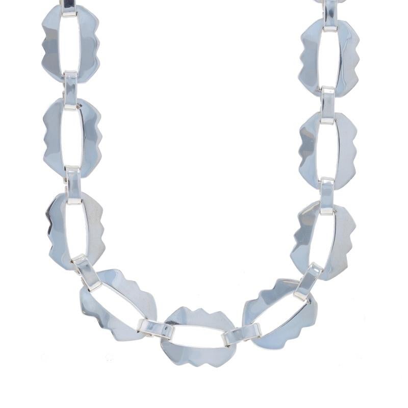 Metal Content: Sterling Silver

Chain Style: Fancy Crinkle Link
Necklace Style: Chain
Fastening Type: Tab Box Clasp

Measurements

Length: 18 3/4