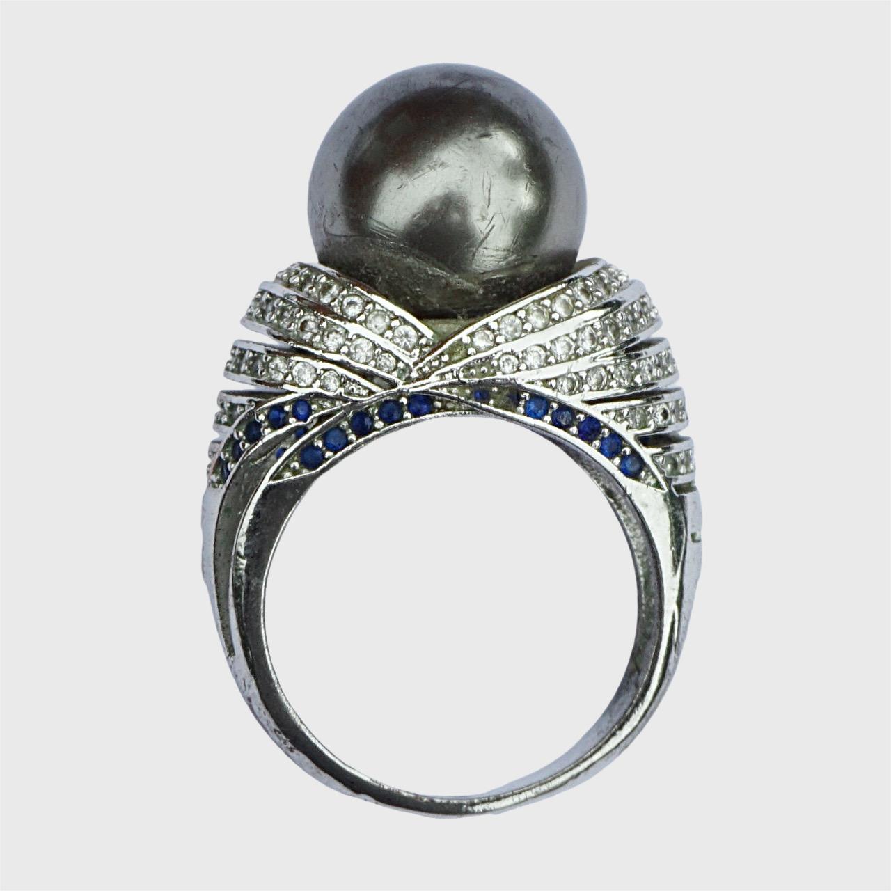 Anello da cocktail in argento sterling con perle finte e strass blu e trasparenti in vendita 1