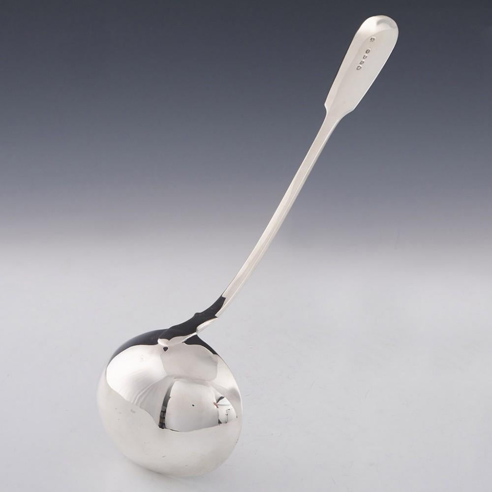 Encabezamiento : Cucharón de plata de ley con dibujo de violín
Fecha : Hallmarked in London 1841 Para William Eaton
Periodo : Victoria
Origen : Londres
Decoración : Cresta rampante de dragón grabada en el mango
Tamaño :  longitud 35,4 cm, anchura