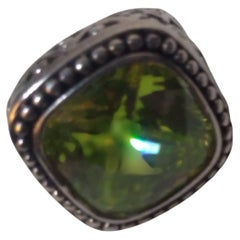 Anillo de plata de ley Filligree con engaste de peridoto talla. 7.5
