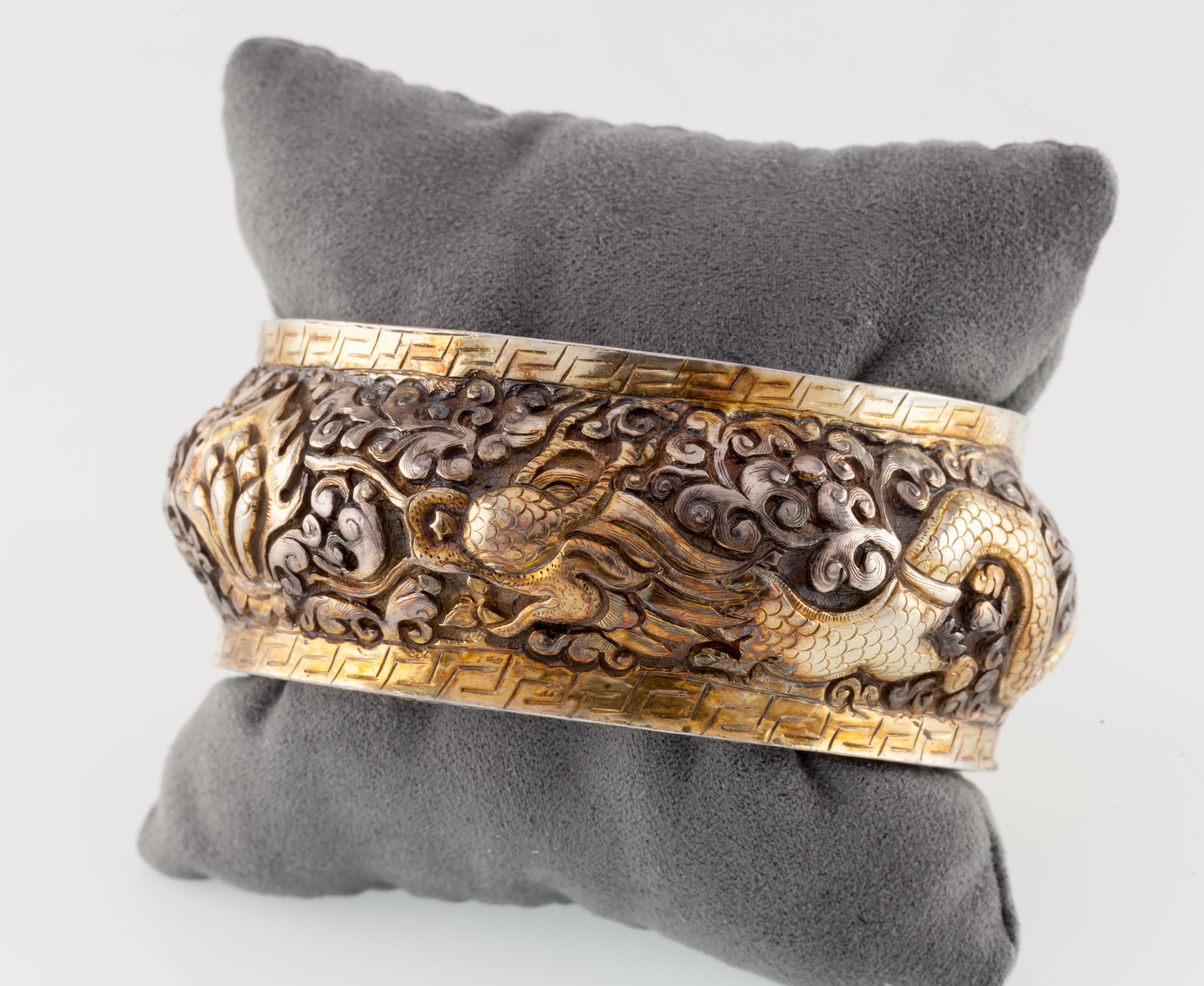 0.925 sterling silver bangle bracelet.
Features two intricate fire breathing dragons.
Beautiful piece.
Wrist Fit: 7.5 inches.
Width: 1.25 inches.
Weight: 120.7 grams.